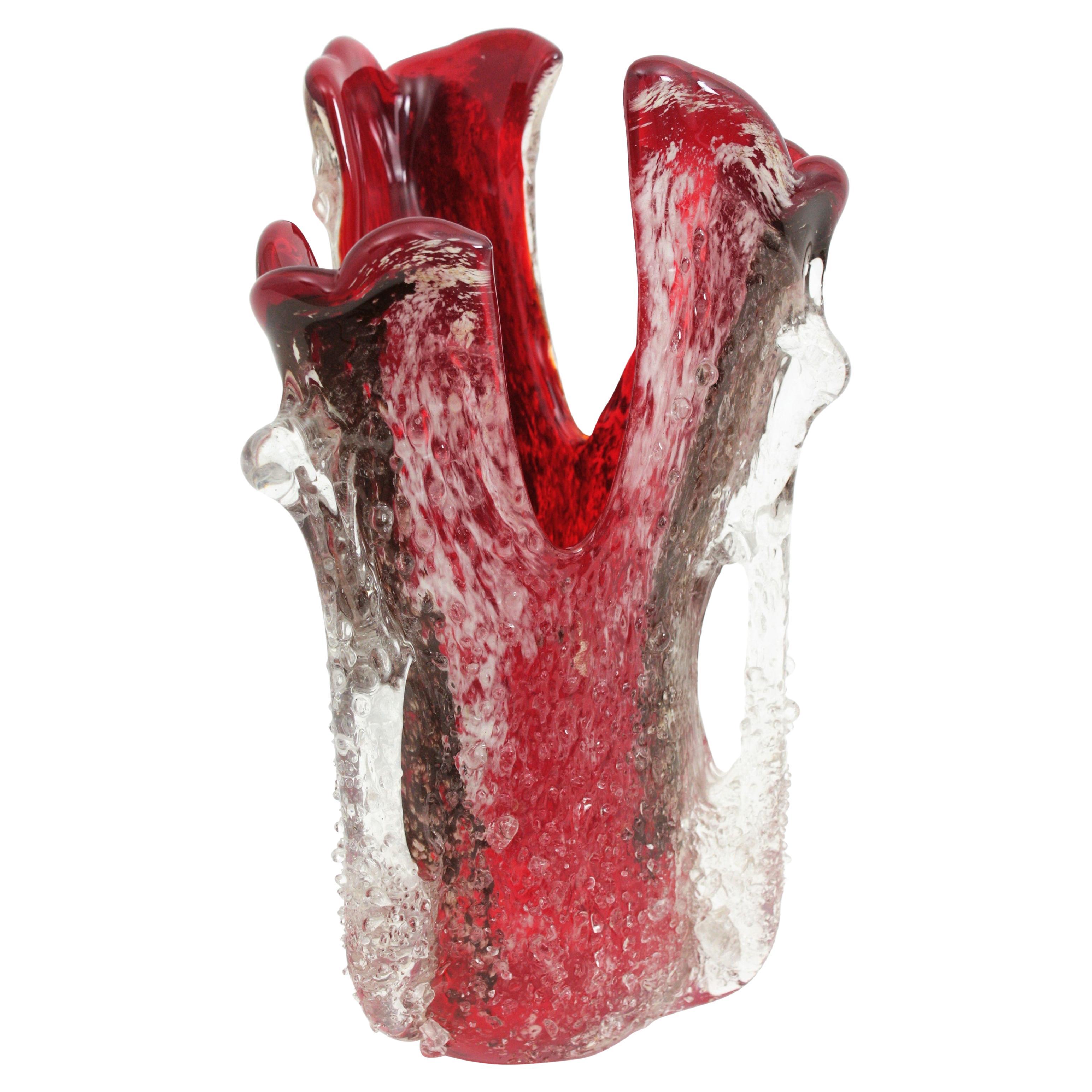 Gran jarrón centro de mesa de cristal de Murano soplado a mano Macette en vidrio rojo, blanco y transparente, Italia, años 50.
Este precioso jarrón está hecho con cristal rojo sumergido en cristal transparente. Tiene detalles en blanco y marrón y