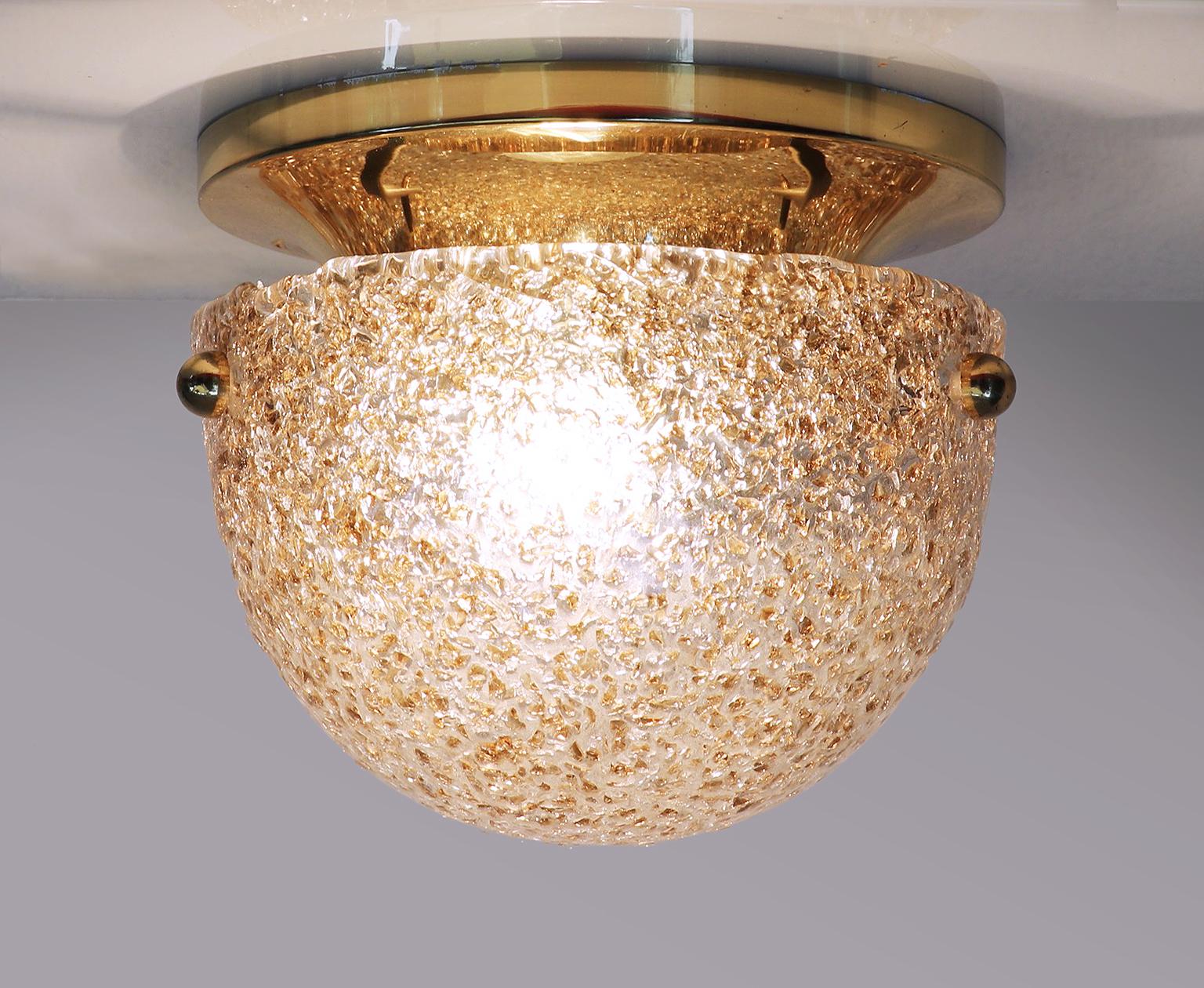 Lampadario da incasso di Murano di colore ambrato, realizzato con uno spesso vetro 