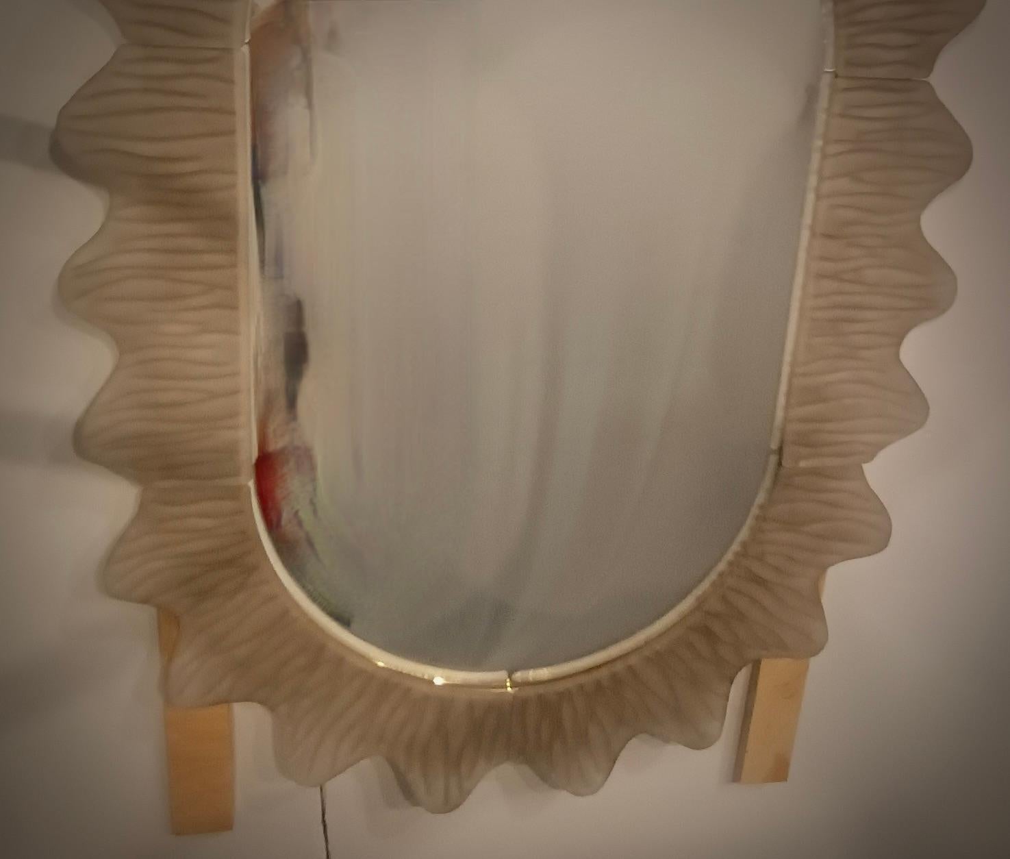 Magnifique miroir en verre de Murano fumè. Un miroir qui, à lui seul, meublera votre environnement domestique. Riche mais de bon goût, le miroir présente un design vraiment particulier, avec une très belle forme de ces sections de verre.

Le miroir