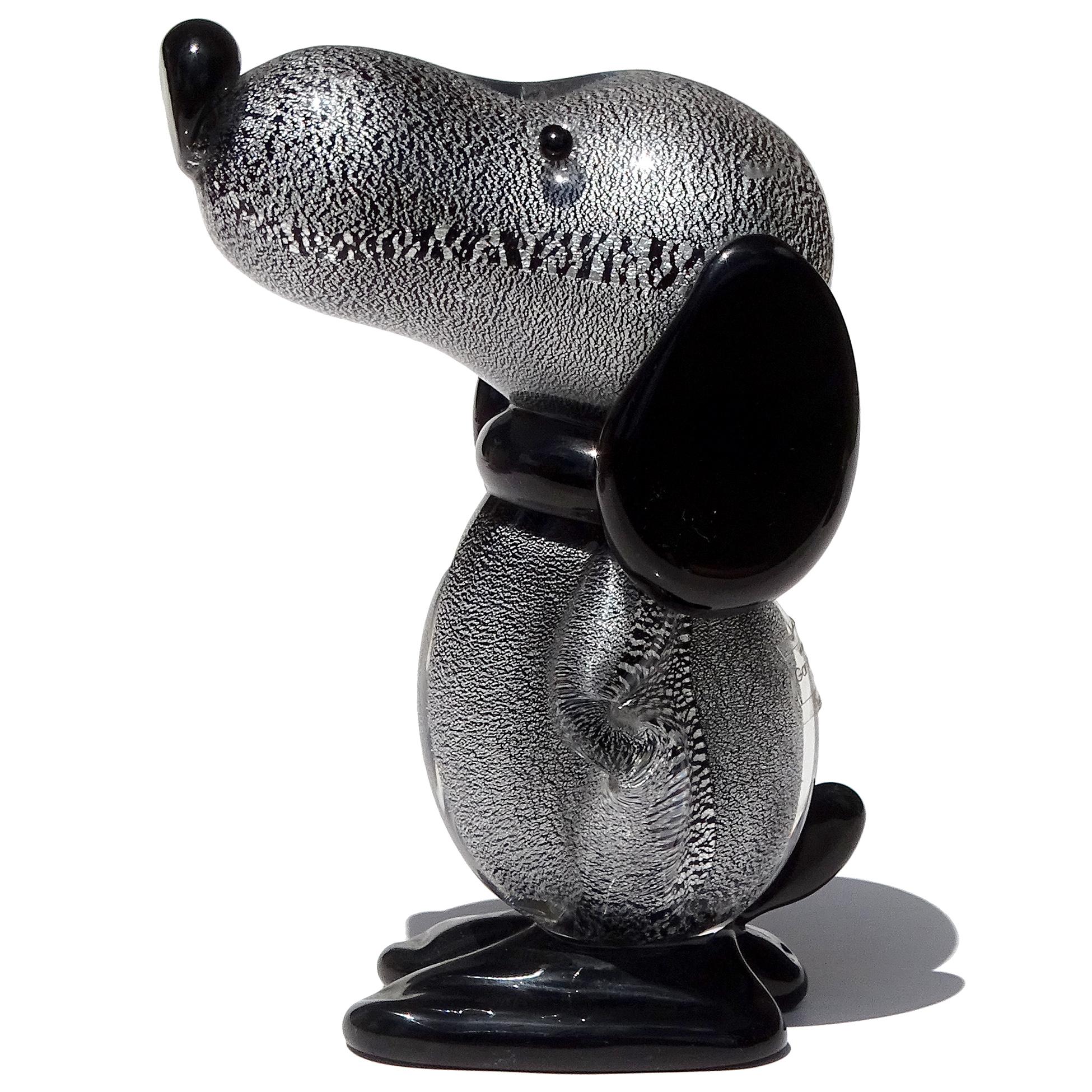 Bellissima scultura / figura vintage in vetro artistico italiano di Murano soffiato a mano, nero e con macchie d'argento, del cucciolo di cane Snoopy. Documentato presso l'officina Gambaro & Poggi, con etichetta originale trasparente e dorata ancora