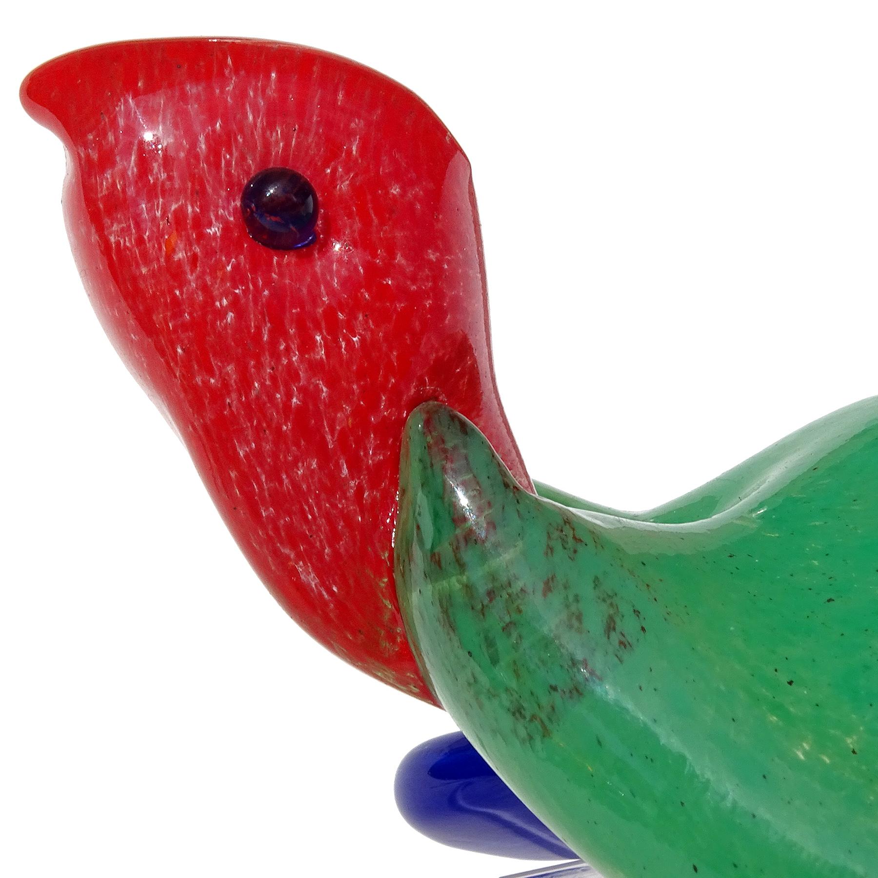 Magnifique figurine / sculpture de tortue de mer en verre d'art italien vintage de Murano, vert, rouge et bleu. La pièce est documentée comme provenant de la société Gambaro & Poggi, avec un original 