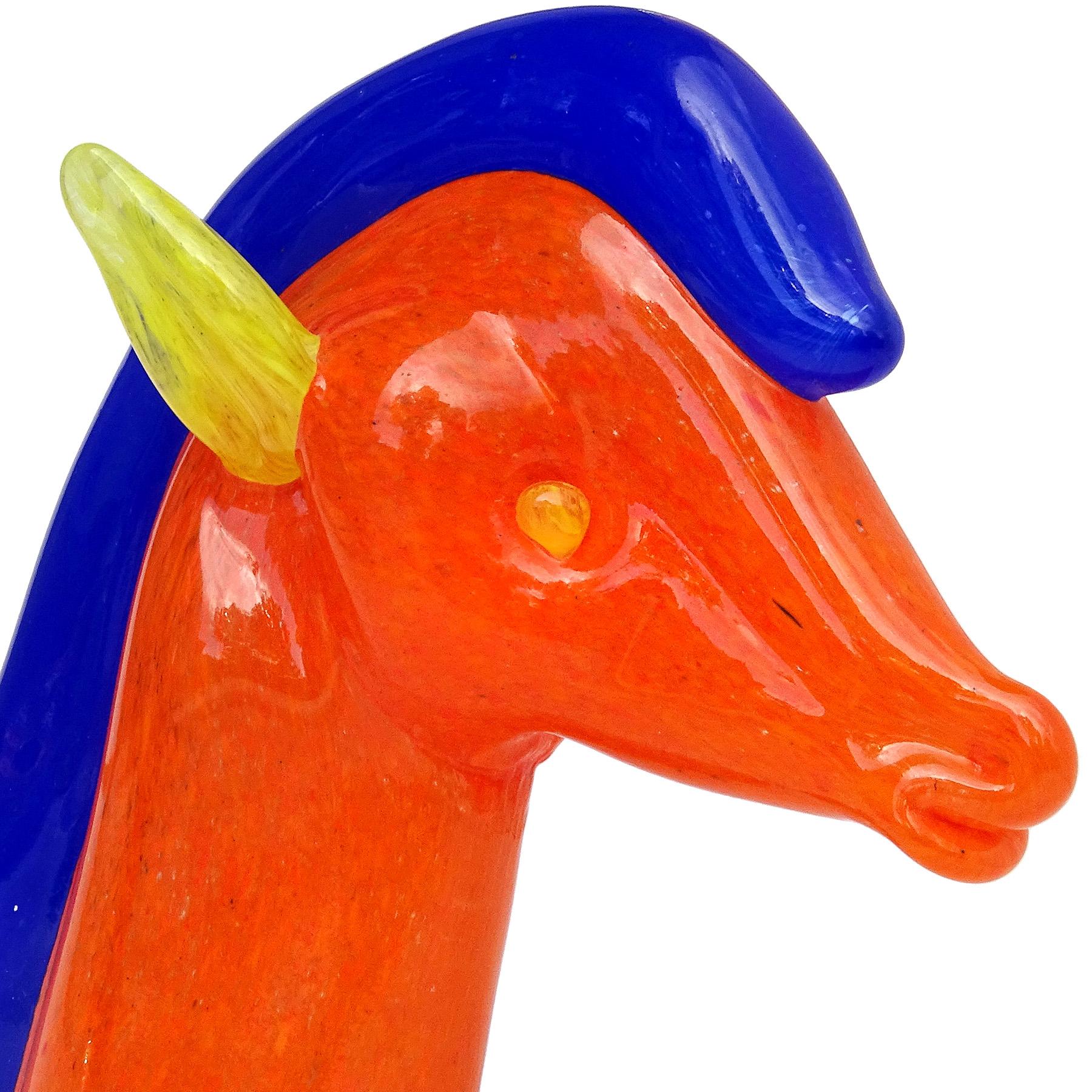 Vintage Murano soufflé à la main en verre d'art italien orange vif jaune et bleu tête de cheval figurine / sculpture. La pièce est documentée comme provenant de la société Gambaro & Poggi, avec un original 