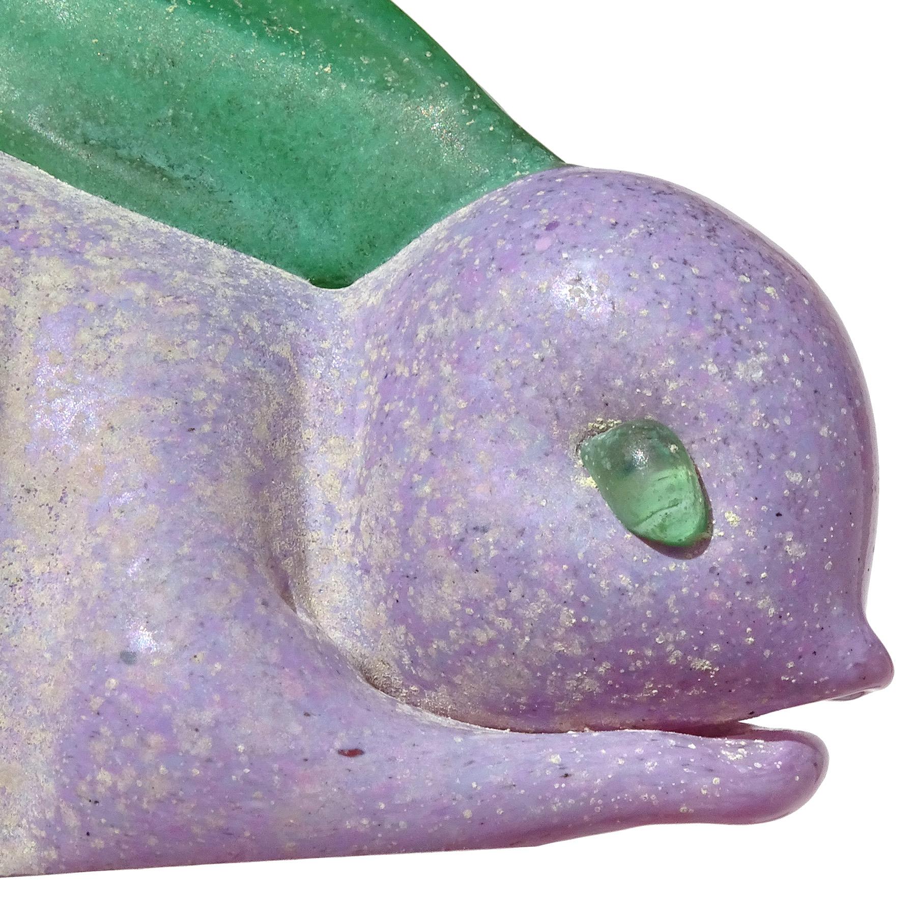Magnifique presse-papier / figurine de lapin en verre d'art italien soufflé à la main à Murano, de couleur violette, bleue et verte. La pièce est documentée comme provenant de la société Gambaro & Poggi, avec un original 