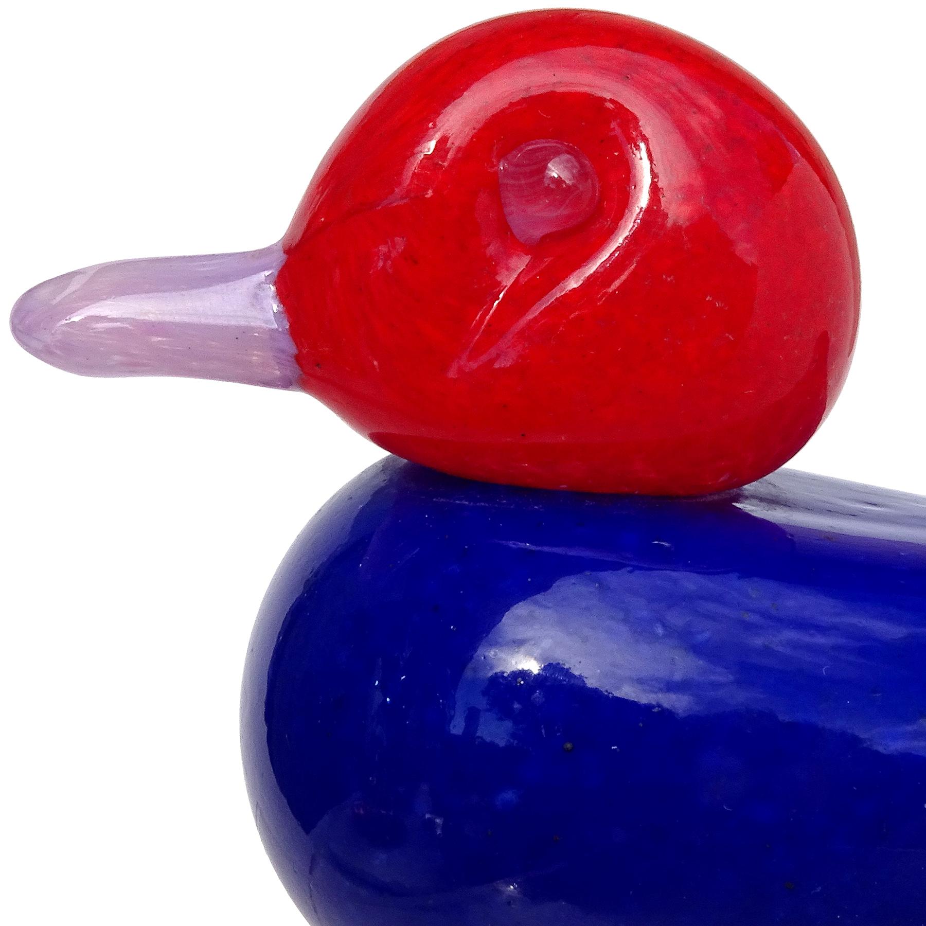 Magnifique presse-papier / figurine d'oiseau en verre d'art italien de Murano soufflé à la main en rouge vif, bleu cobalt foncé et lavande. La pièce est documentée comme provenant de la société Gambaro & Poggi, avec un original 
