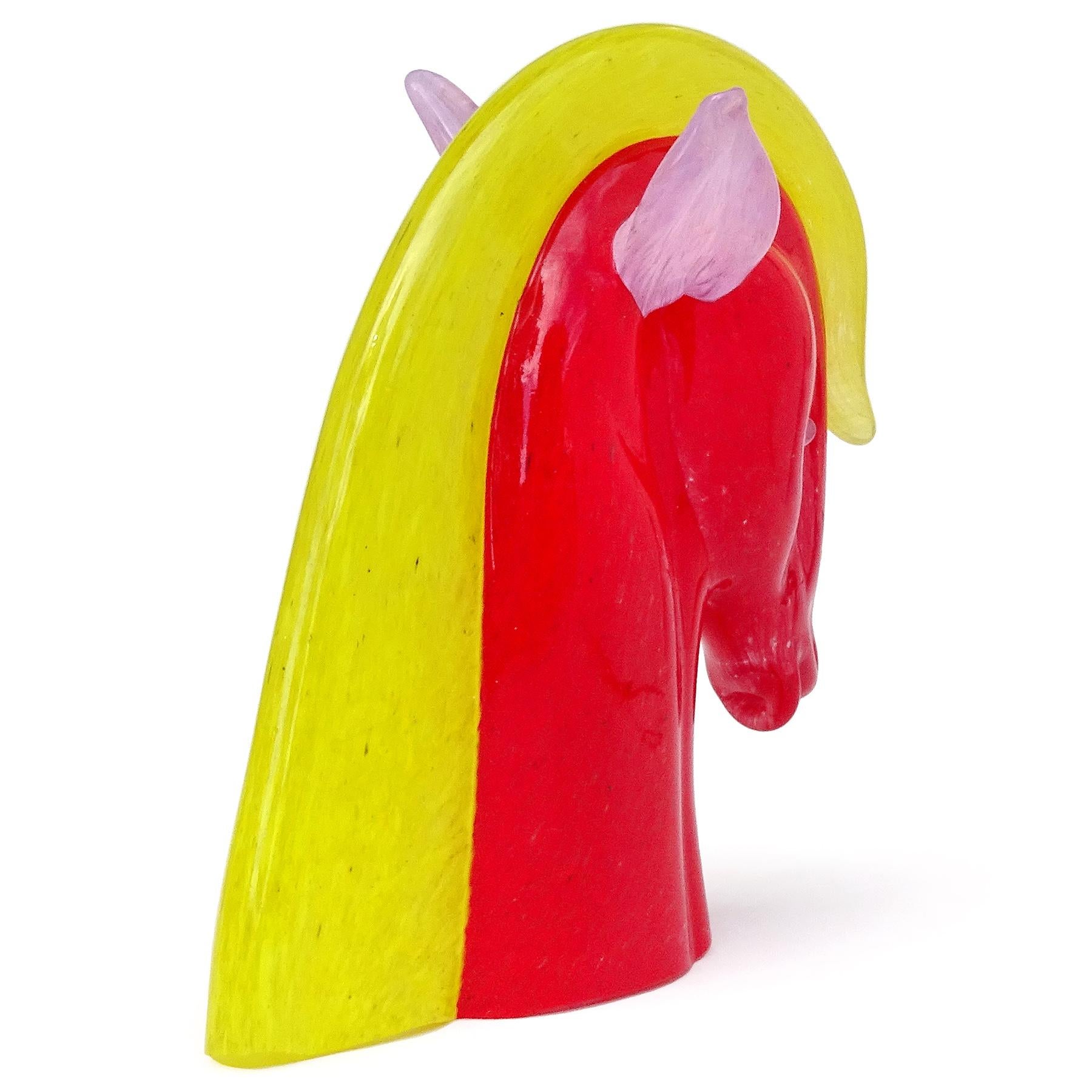 Fait main Sculpture italienne de cheval en verre de Murano Gambaro Poggi rouge, jaune et violet en vente