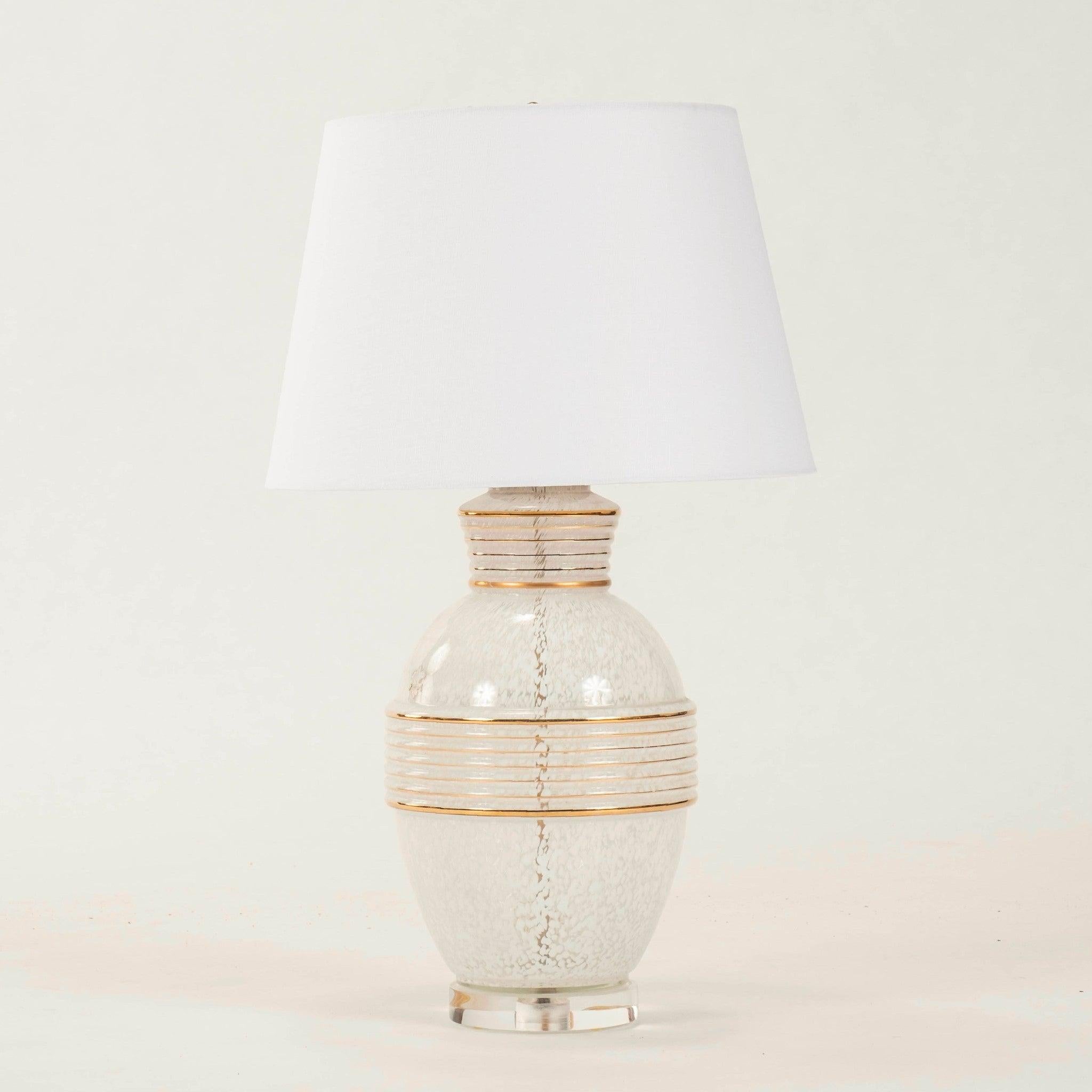 Lampe de table italienne des années 1980 en verre de Murano avec des bandes dorées et une base en lucite. Câblage récemment effectué. Dimensions incluant l'abat-jour.