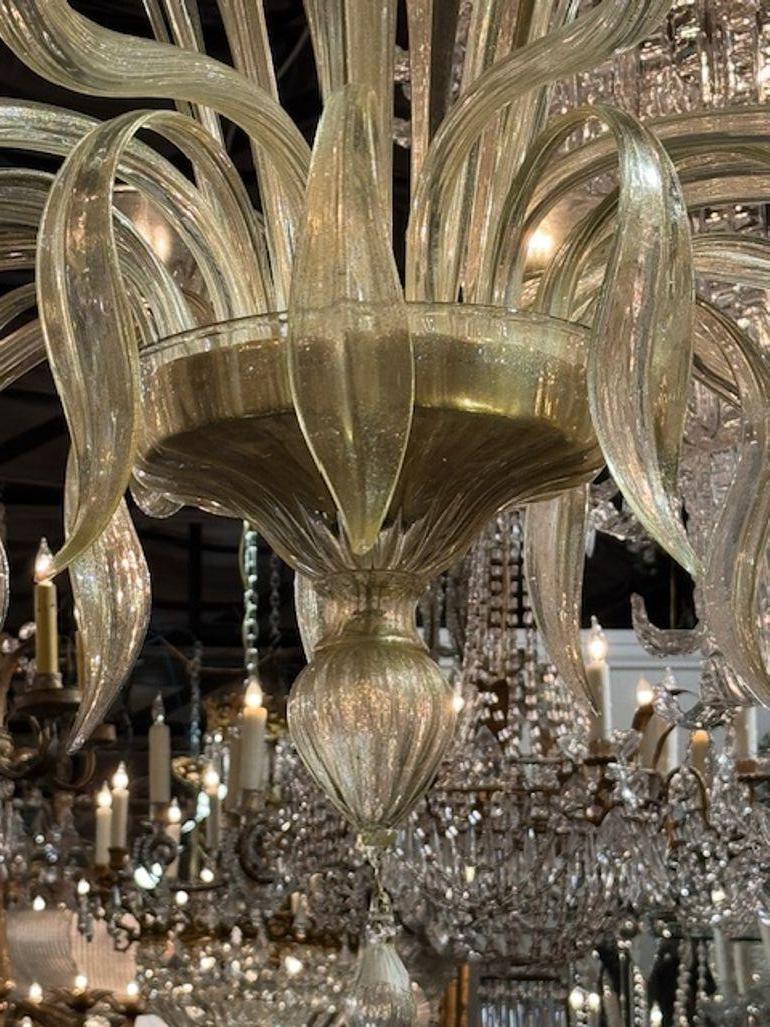 Vetro soffiato Lampadario a 12 luci con foglie in vetro di Murano in vendita