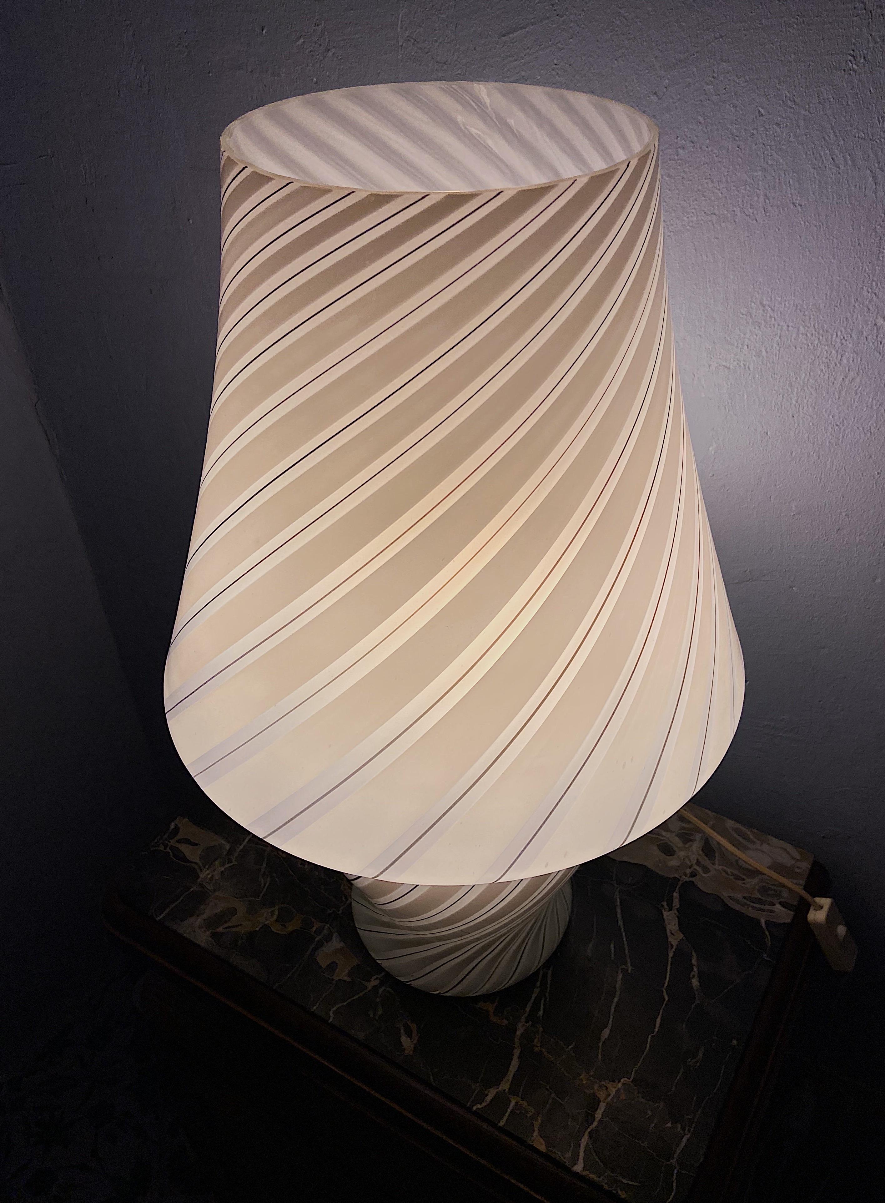 Lampe de table champignon en verre de Murano des années 1970 en vente 3