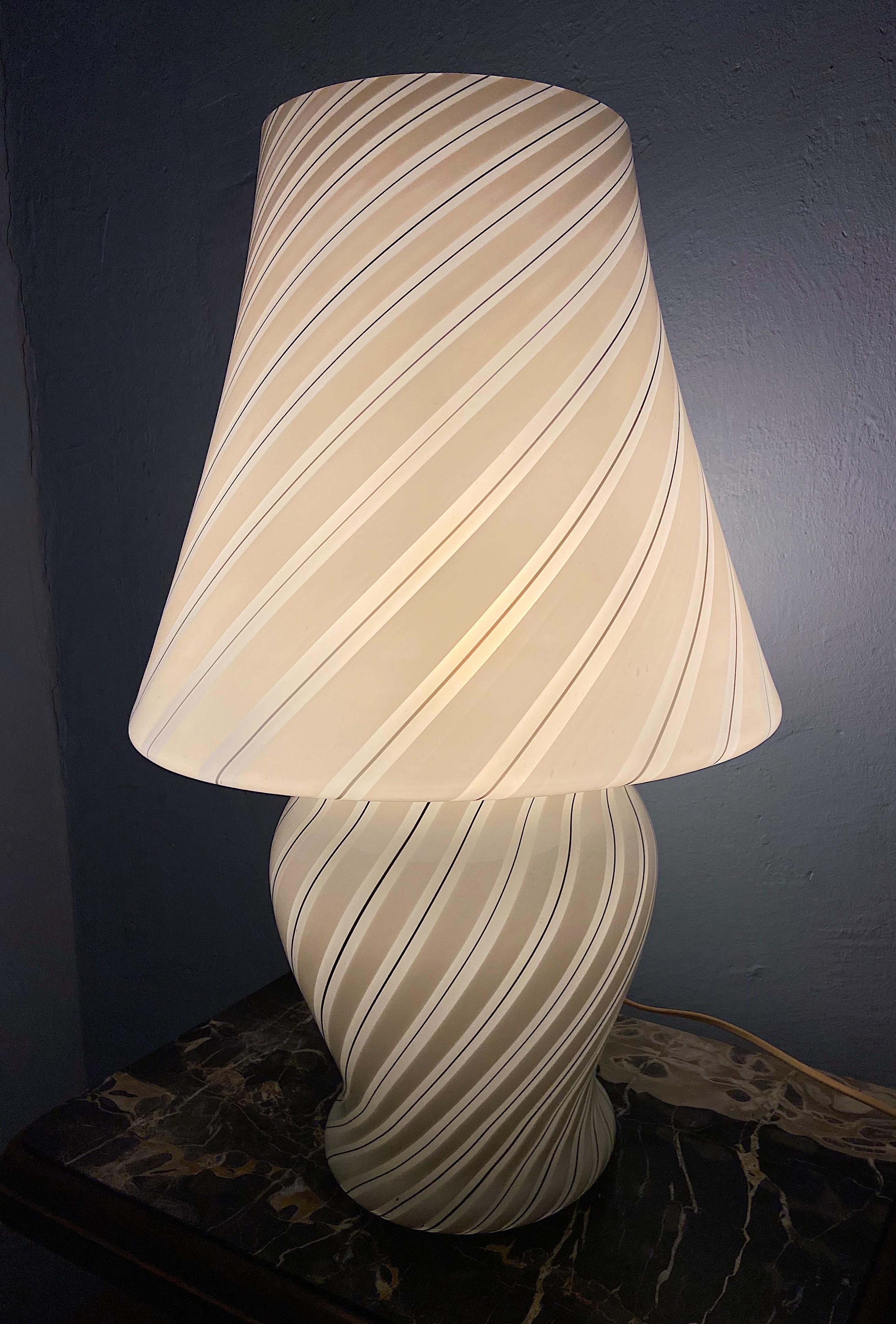 Lampe de table champignon en verre de Murano des années 1970 en vente 4