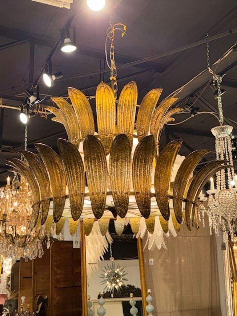 Großer moderner 2-stufiger Kronleuchter aus Murano-Glas in Form einer Palmblattkrone. Ein echter Hingucker! 30H x 54W
