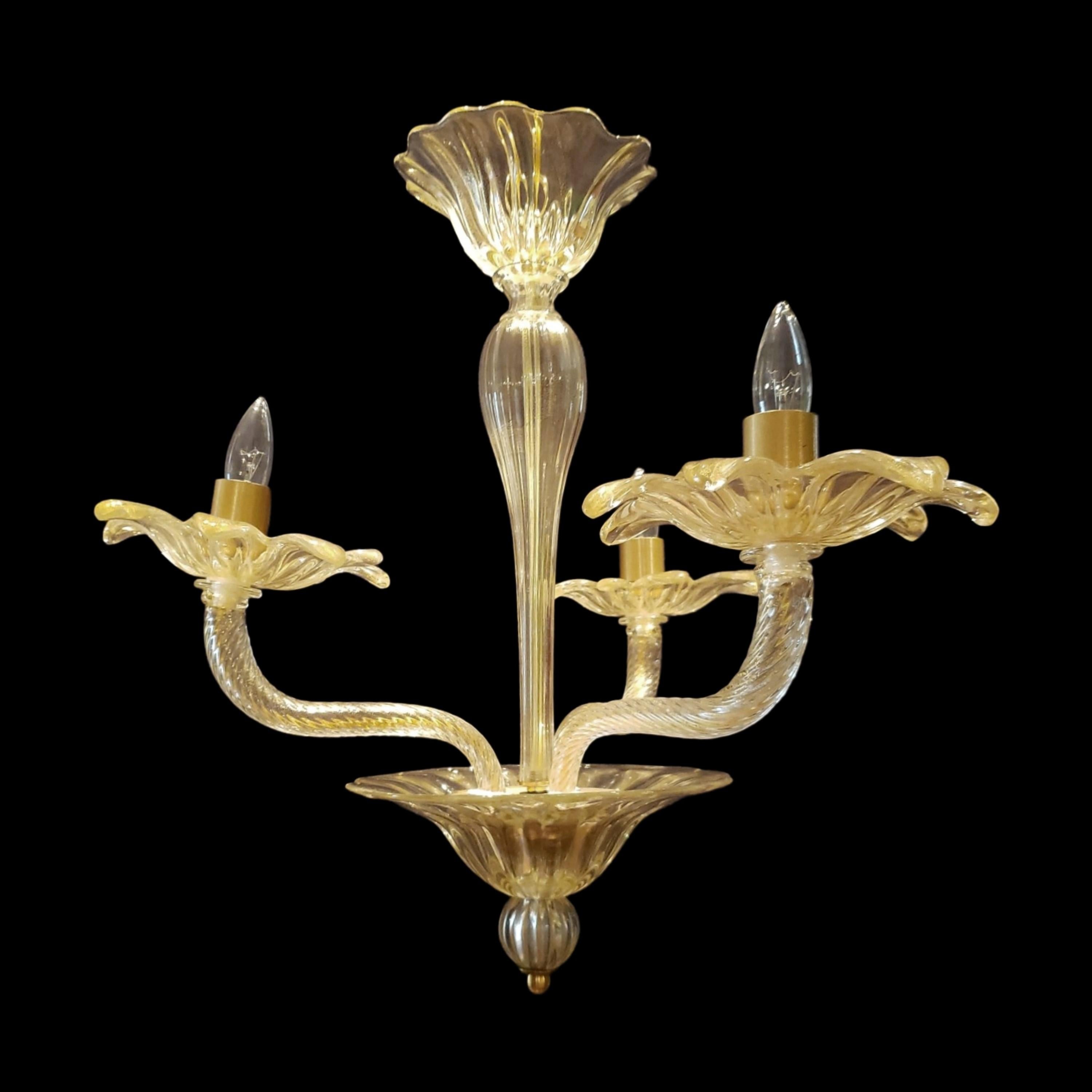 Lustre en verre de Murano soufflé à la main avec trois bras et des inflexions dorées. Il est livré câblé et prêt à être installé. Livré démonté. Nettoyé et restauré. Veuillez noter que cet article se trouve dans nos locaux de Scranton, en