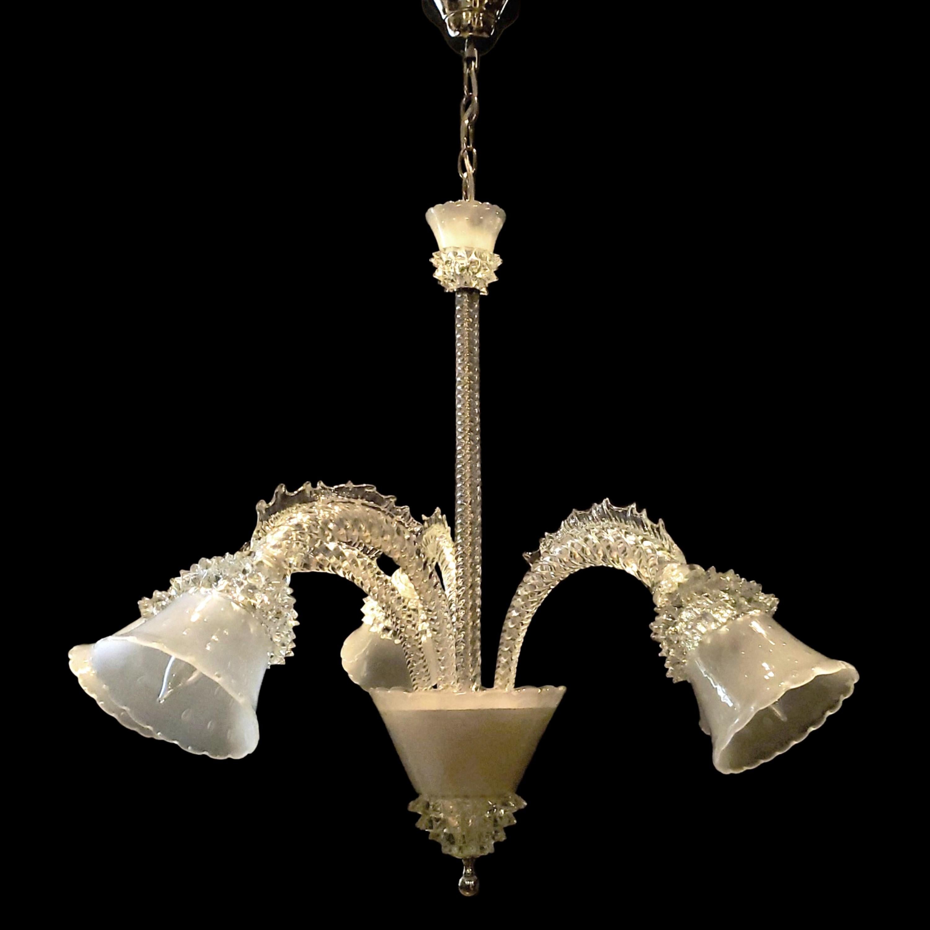 Lampadario a bolla controllata Rostrato di Murano realizzato a mano con quattro bracci a pinna a forma di C e ciotole in vetro smerigliato. Viene fornito ricablato e pronto per l'installazione. Viene spedito smontato. Pulito e restaurato. Si prega