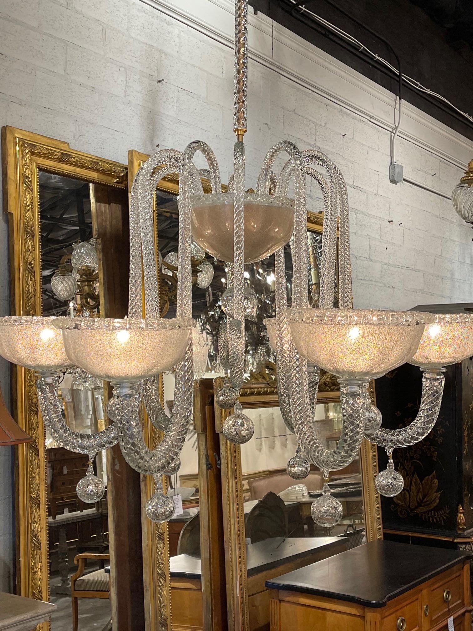 Elegante lampadario a 6 bracci in vetro di Murano. Bellissime variazioni sulle diverse texture del vetro. Questo apparecchio è molto particolare e crea un look molto scenografico. Una vera opera d'arte!