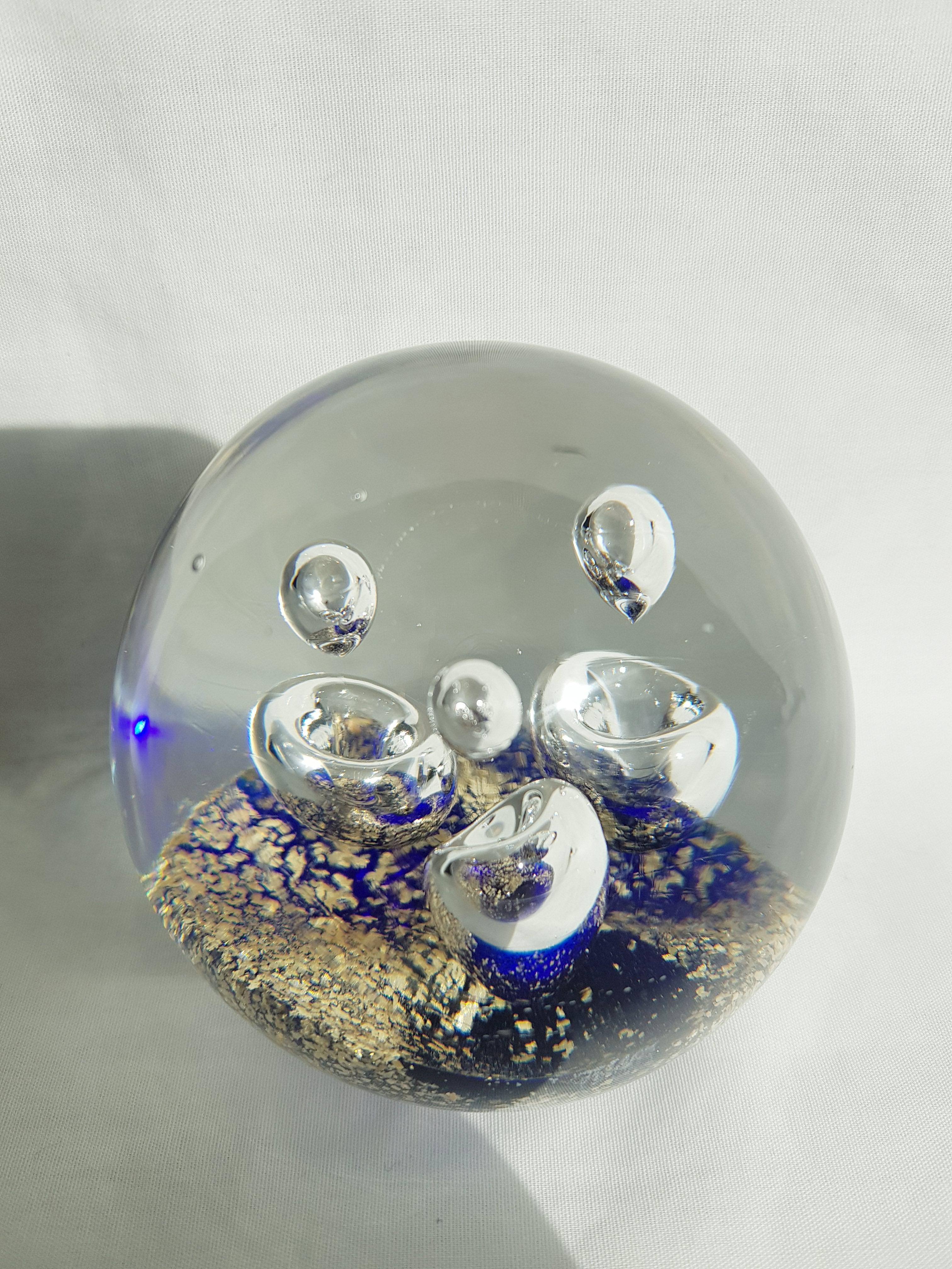 Beautiful vitange murano glass abstract paperweight, beautiful controlled bubbles and gold leaf, brilliant condition.
