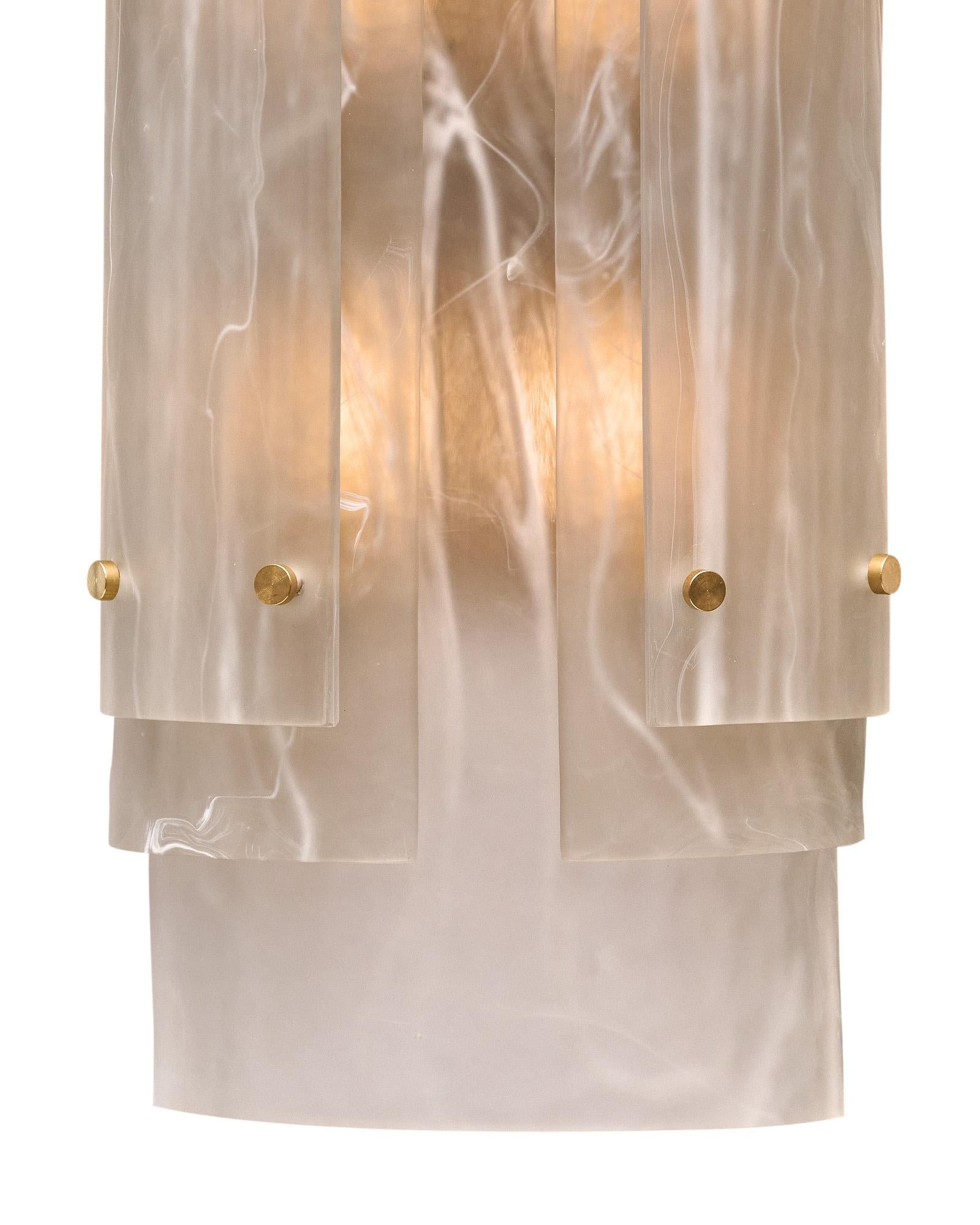 Paire d'appliques fabriquées à la main par des artisans souffleurs de verre à Murano, en Italie. Cette applique est composée de couches de verre soufflé à la main selon une technique qui leur donne un motif d'albâtre. Les couches de verre sont