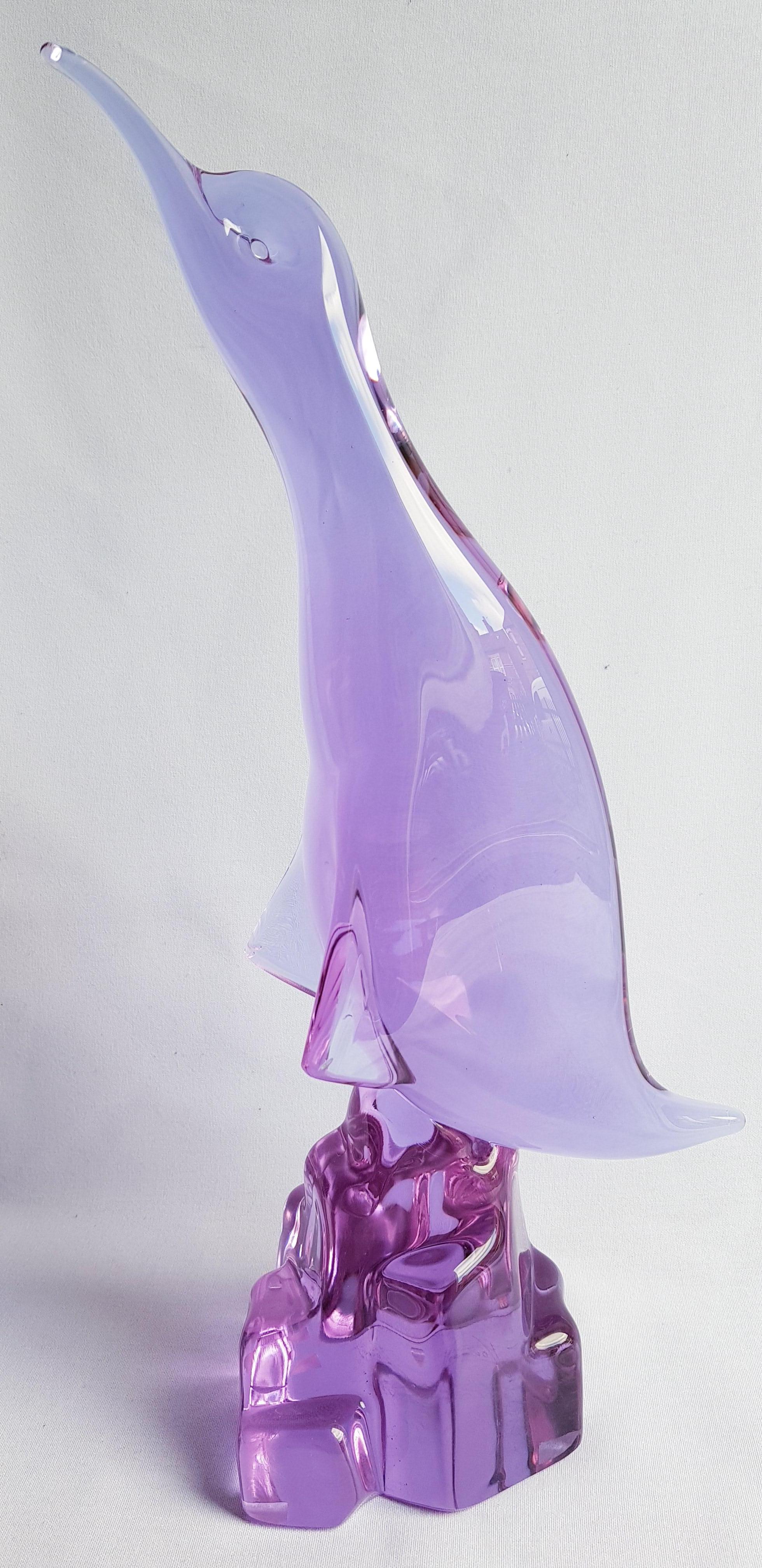 Beautiful Murano glass alexandrite neodymium colour-changing penguin in purple, signed by the artist Licio Zanetti; years 1960-1970. The colour of the sculpture changes by fluorescent and by black light. In excellent condition. This piece is made in