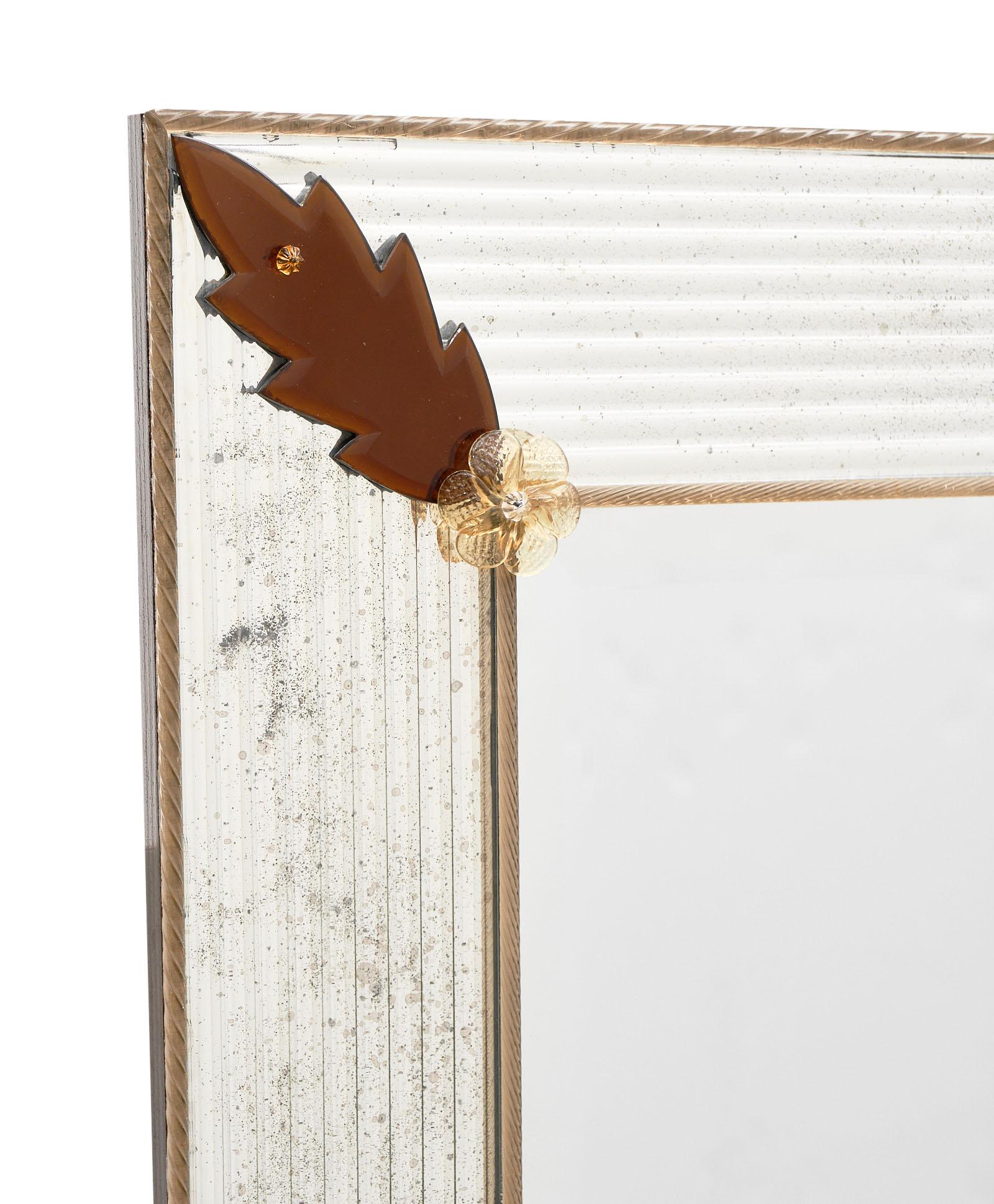 Français Miroir à feuilles d'ambre en verre de Murano par Fuga en vente