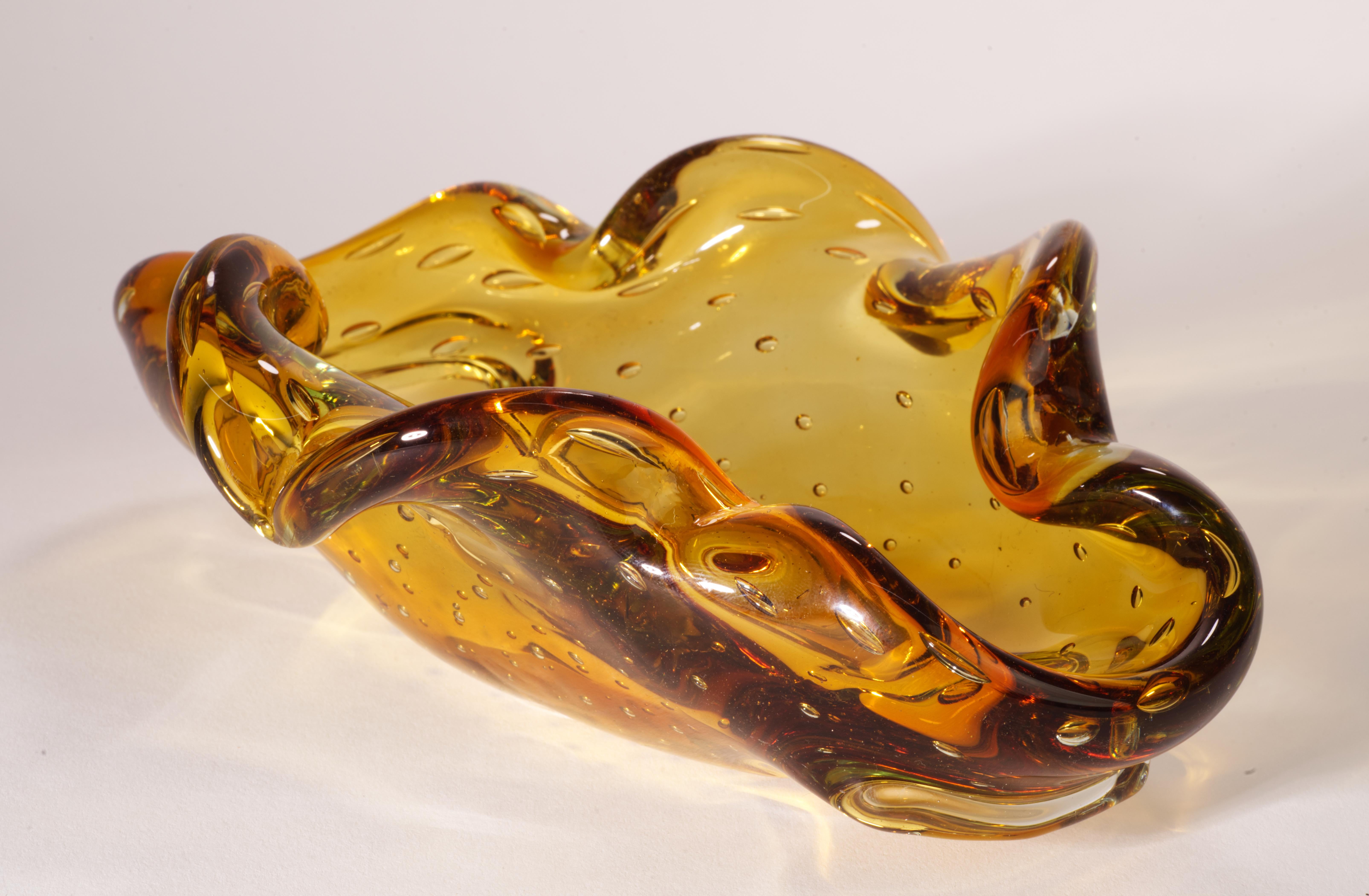Italiano Ciotola in vetro di Murano Glass Sommerso nello stile di Seguso, si illumina ai raggi UV in vendita