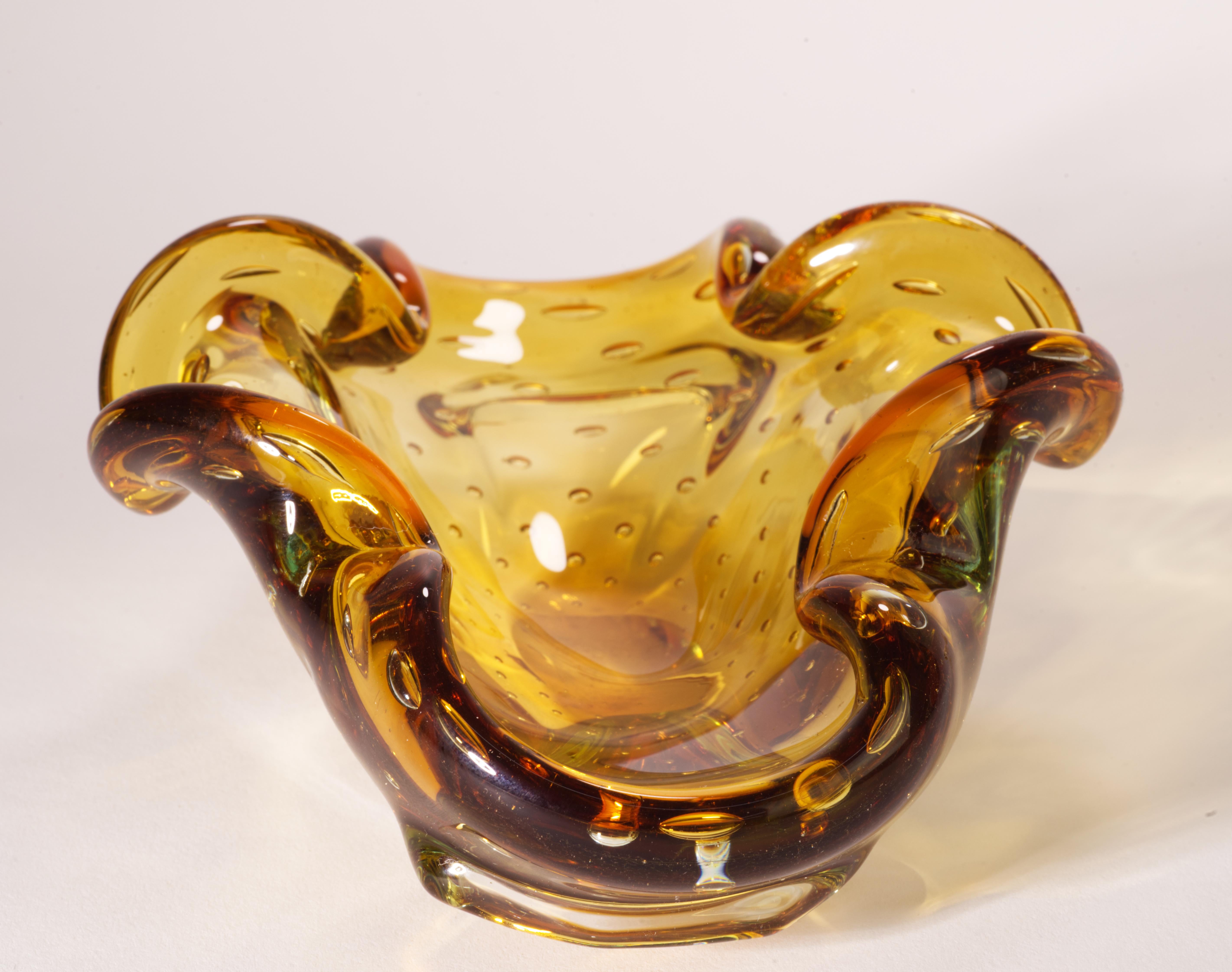 Fatto a mano Ciotola in vetro di Murano Glass Sommerso nello stile di Seguso, si illumina ai raggi UV in vendita