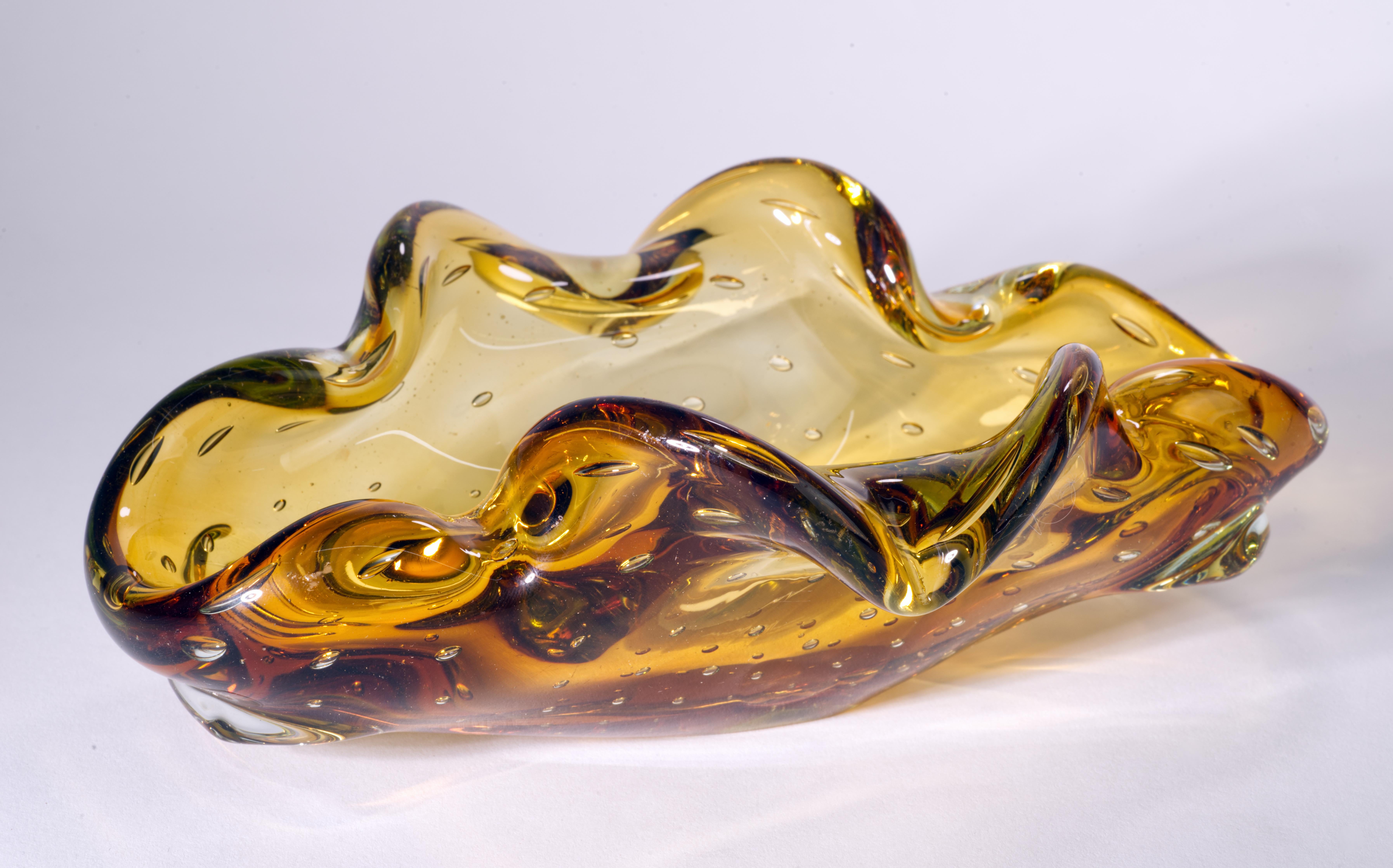 Vetro artistico Ciotola in vetro di Murano Glass Sommerso nello stile di Seguso, si illumina ai raggi UV in vendita