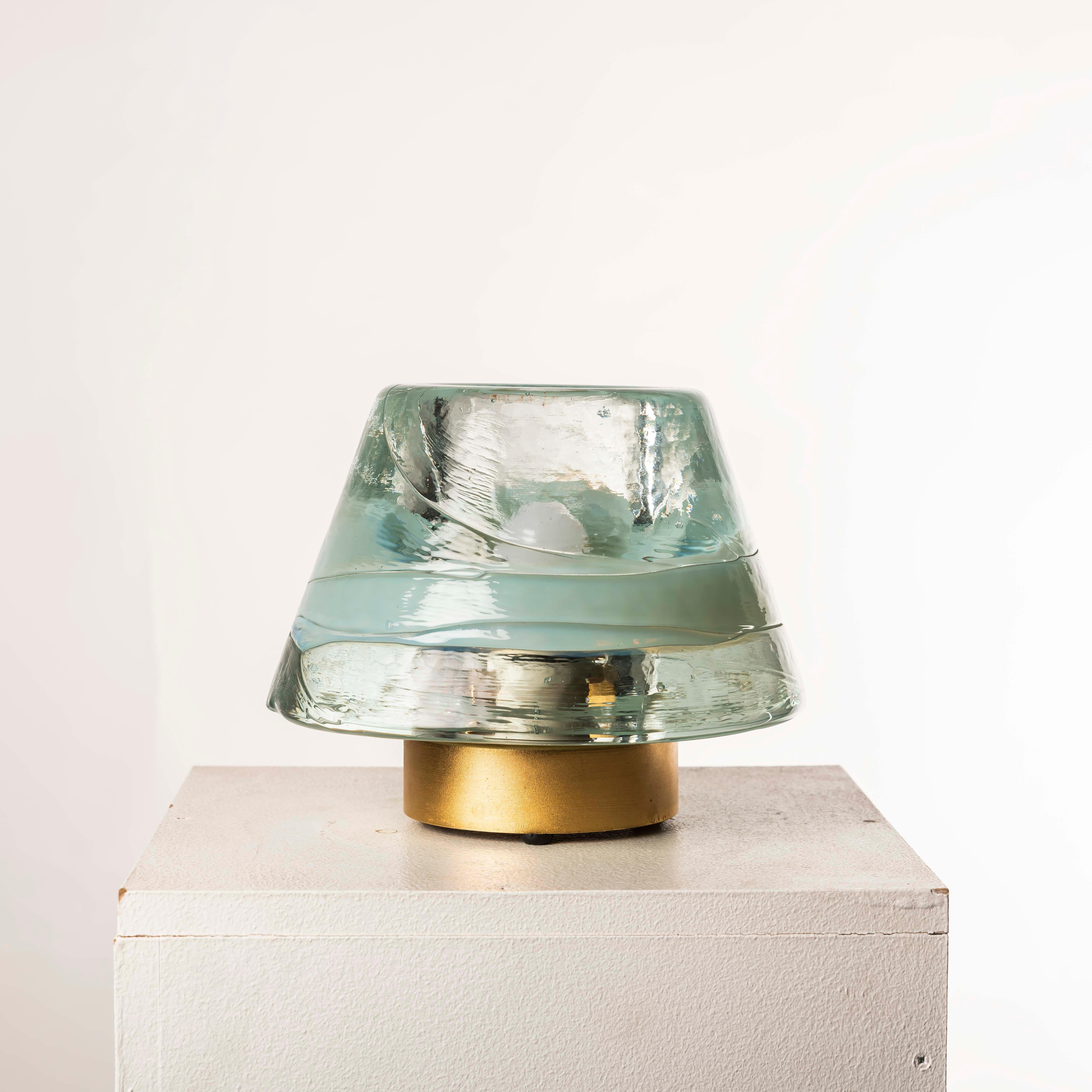 Cette lampe de table en verre de Murano et en laiton, conçue par les artistes renommés Renato Toso et Roberto Pamio pour Leucos, est un chef-d'œuvre du design moderne du milieu du siècle et de l'artisanat italien. Toso et Pamio, célèbres pour leur