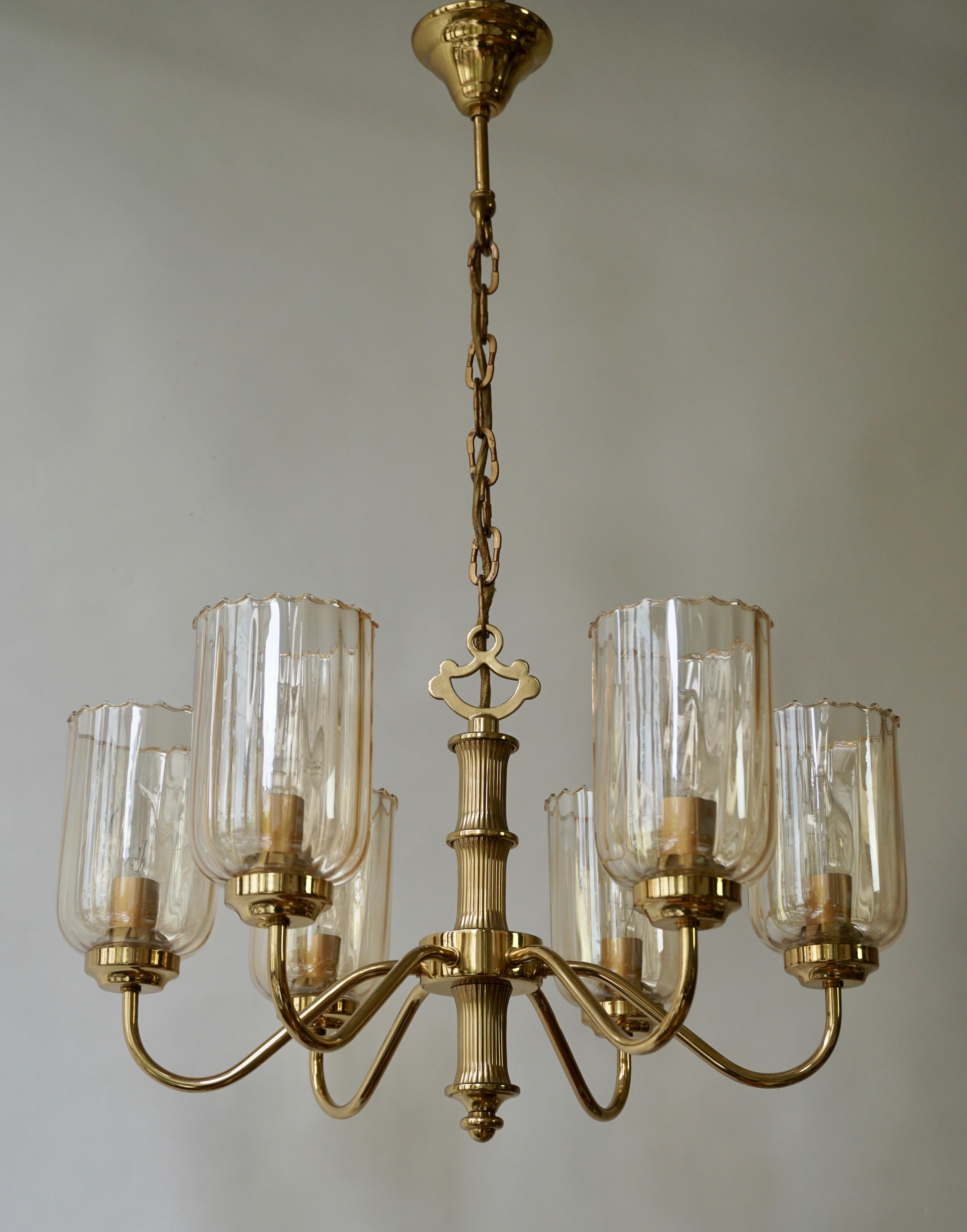 Murano glass and brass chandelier.
Measures: Diameter 52 cm.
Height fixture 32 cm.
Total height 75 cm.
Five E14 bulbs.