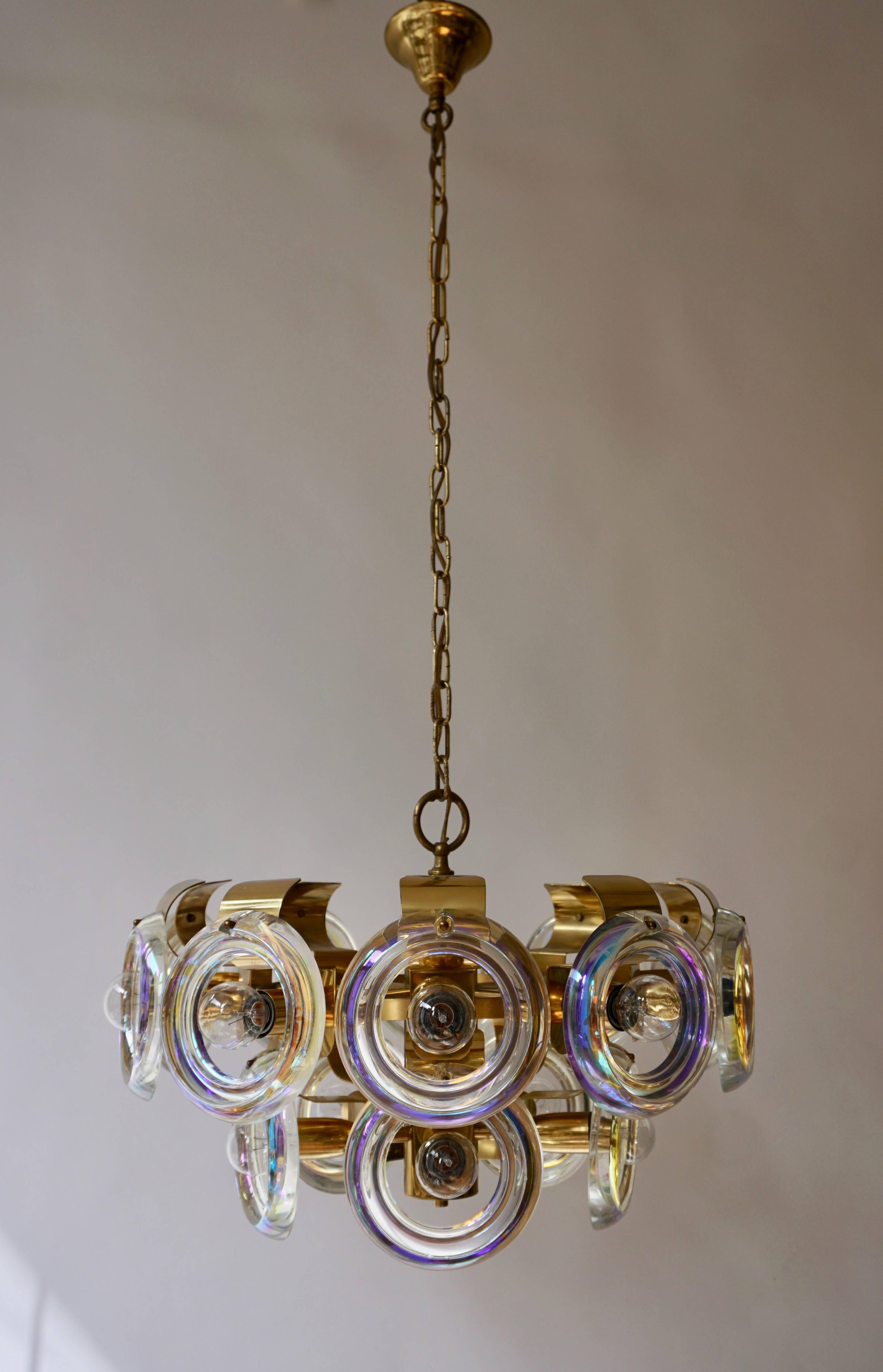 Der Kronleuchter aus italienischem Murano-Glas spendet ein warmes und gemütliches Licht. Die Leuchte verfügt über fünfzehn Lichtquellen von maximal 60 W.
Die Drähte können in jeder gewünschten Länge hergestellt werden.
Maße: Durchmesser 50