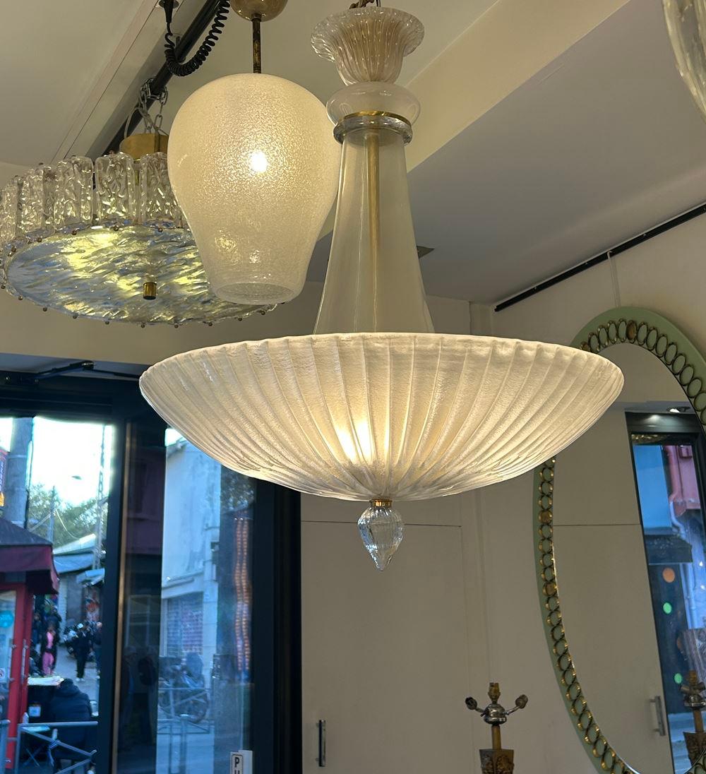 Lampadario in ottone e vetro di Murano, cablato per l'Europa e gli Stati Uniti (4 lampadine E27, compatibili E26).
Possibilità di appendere senza catena, solo sopra la tettoia in vetro (in questo caso H. 75 cm).
