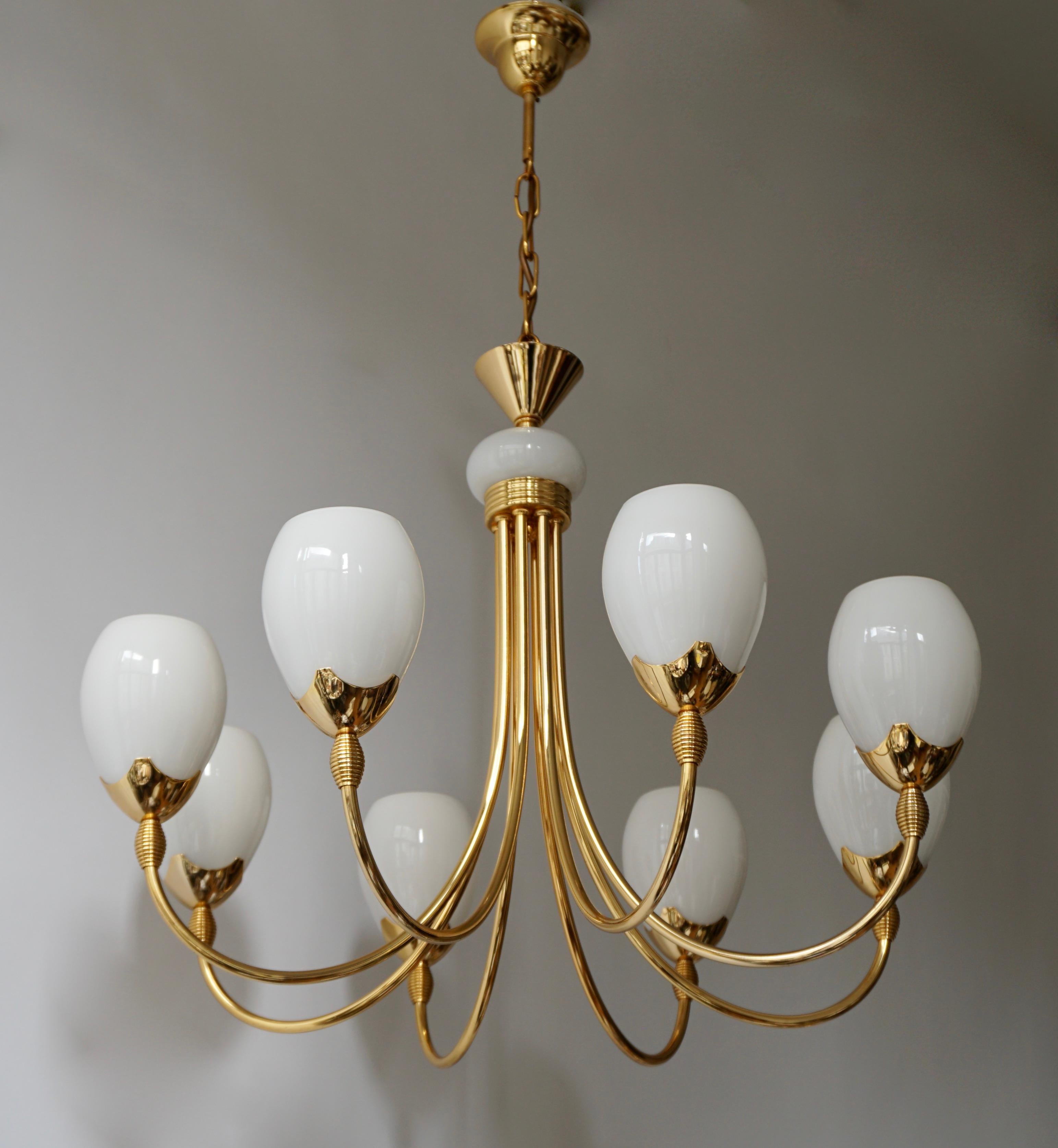 Italian Murano glass and brass chandelier with eight hand blown cups. Holds eight E14 candelabra base bulbs.
This piece displays the best quality of Murano art as well as brass craft at the highest level, the design is impeccable and the result is