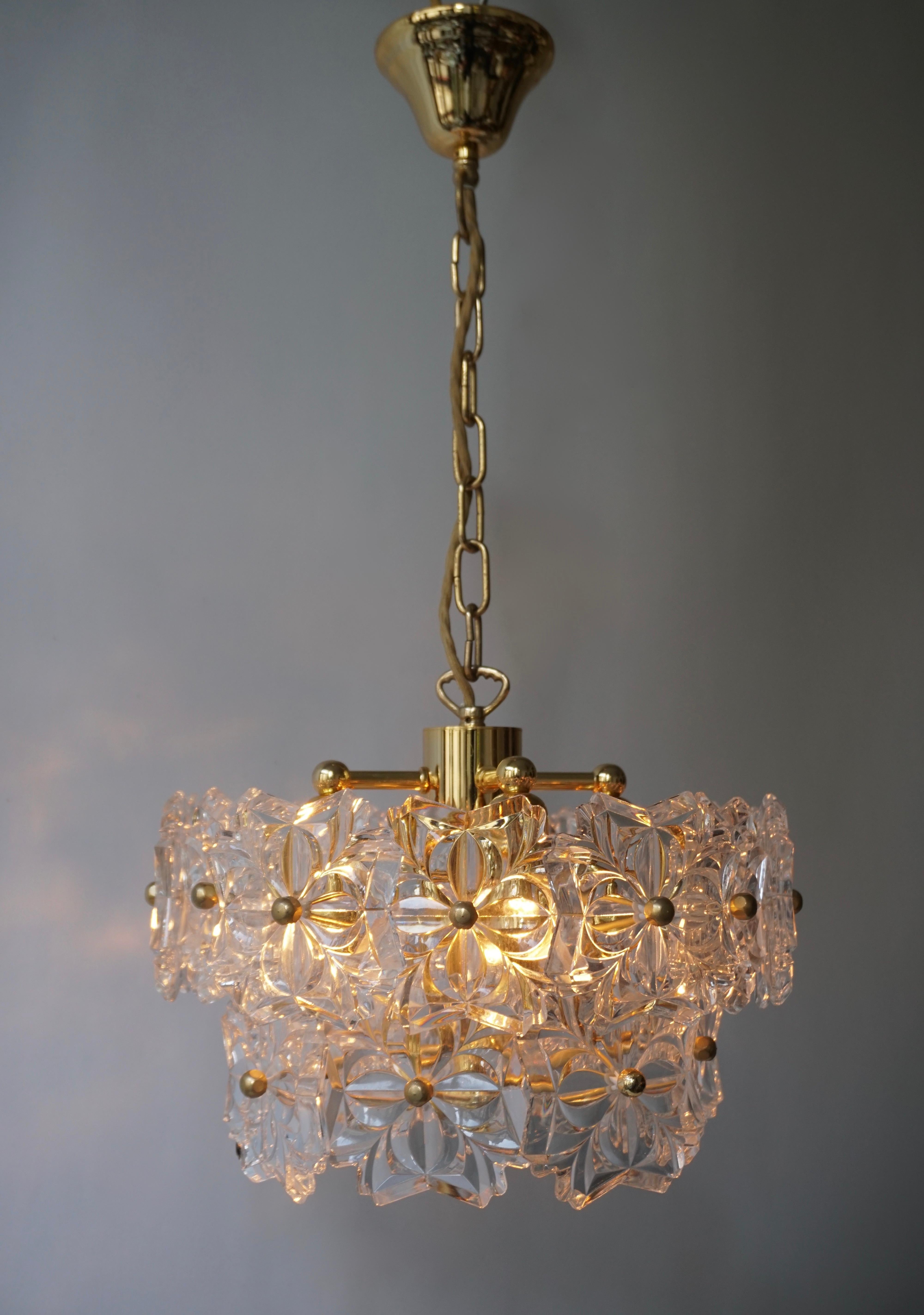 Lampe pendante italienne en laiton et verre de Murano.

Le luminaire nécessite quatre ampoules à vis E14 (45Watt max.) compatibles avec les LED.
Diamètre 35 cm.
Hauteur de la fixation 24 cm.
Hauteur totale 60 cm.