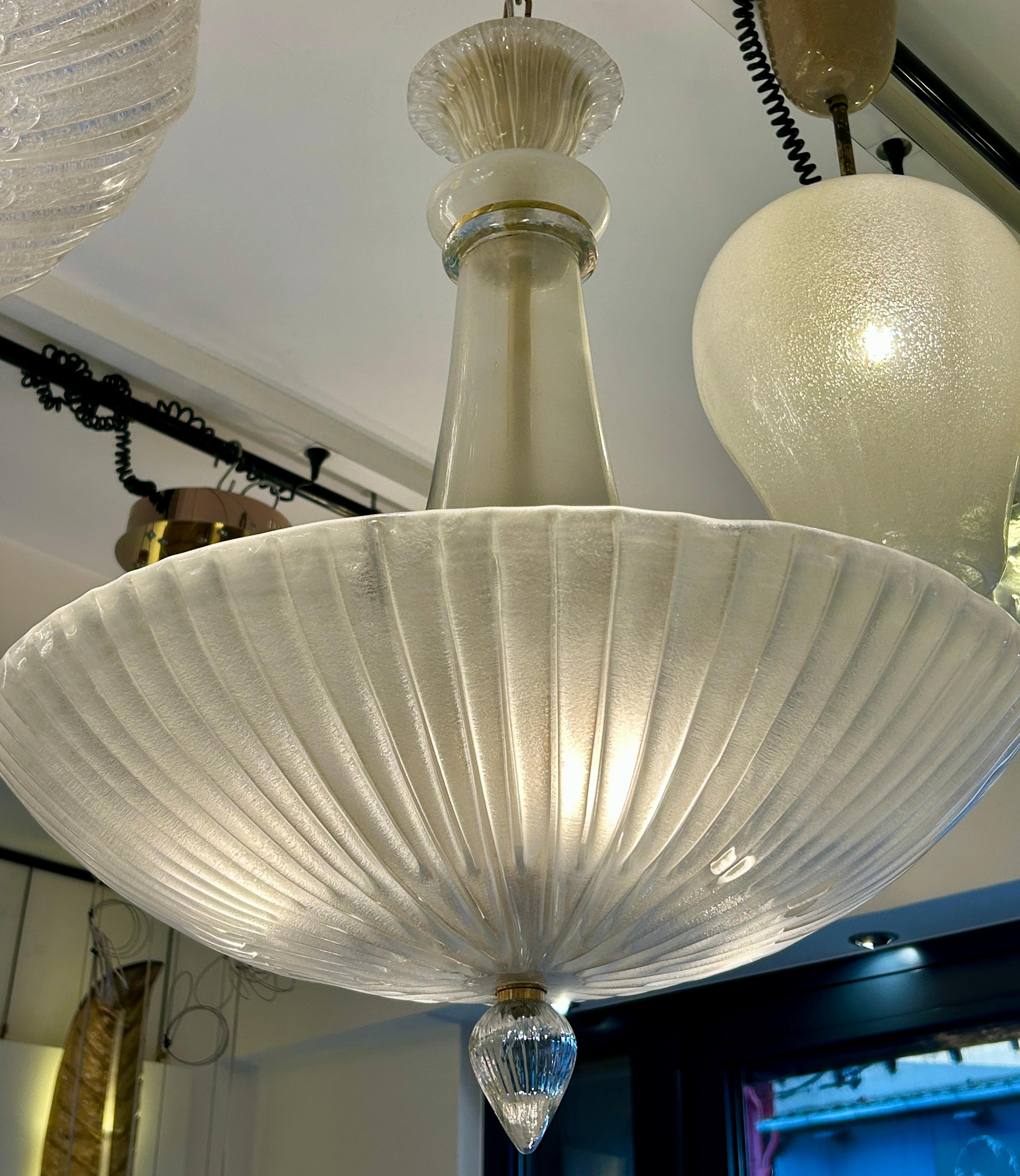 Italiano Lampadario in vetro di Murano e ottone in vendita