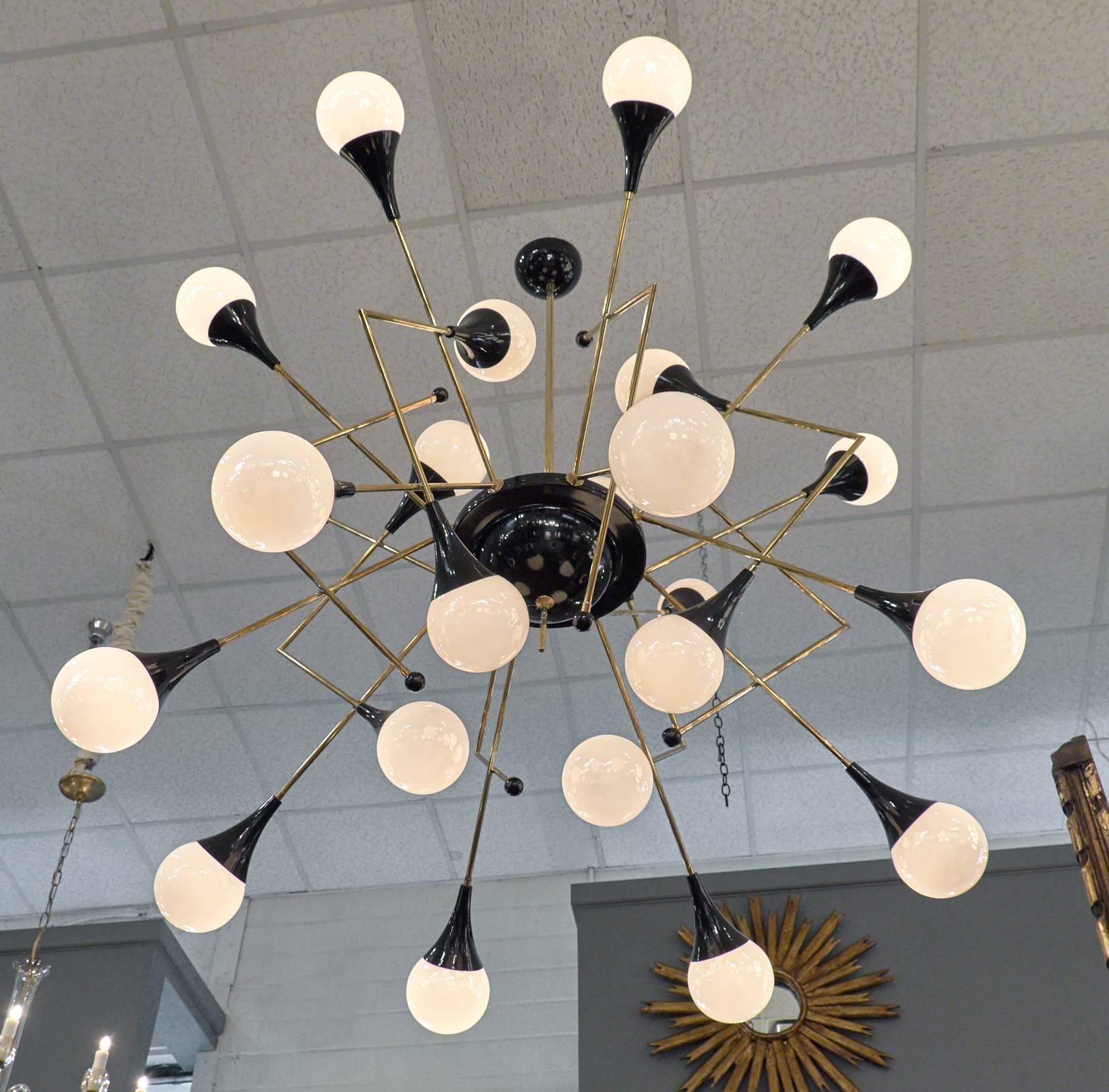 Mid-Century Modern Murano Glass and Brass Chandelier in the Style of Stilnovo For Sale