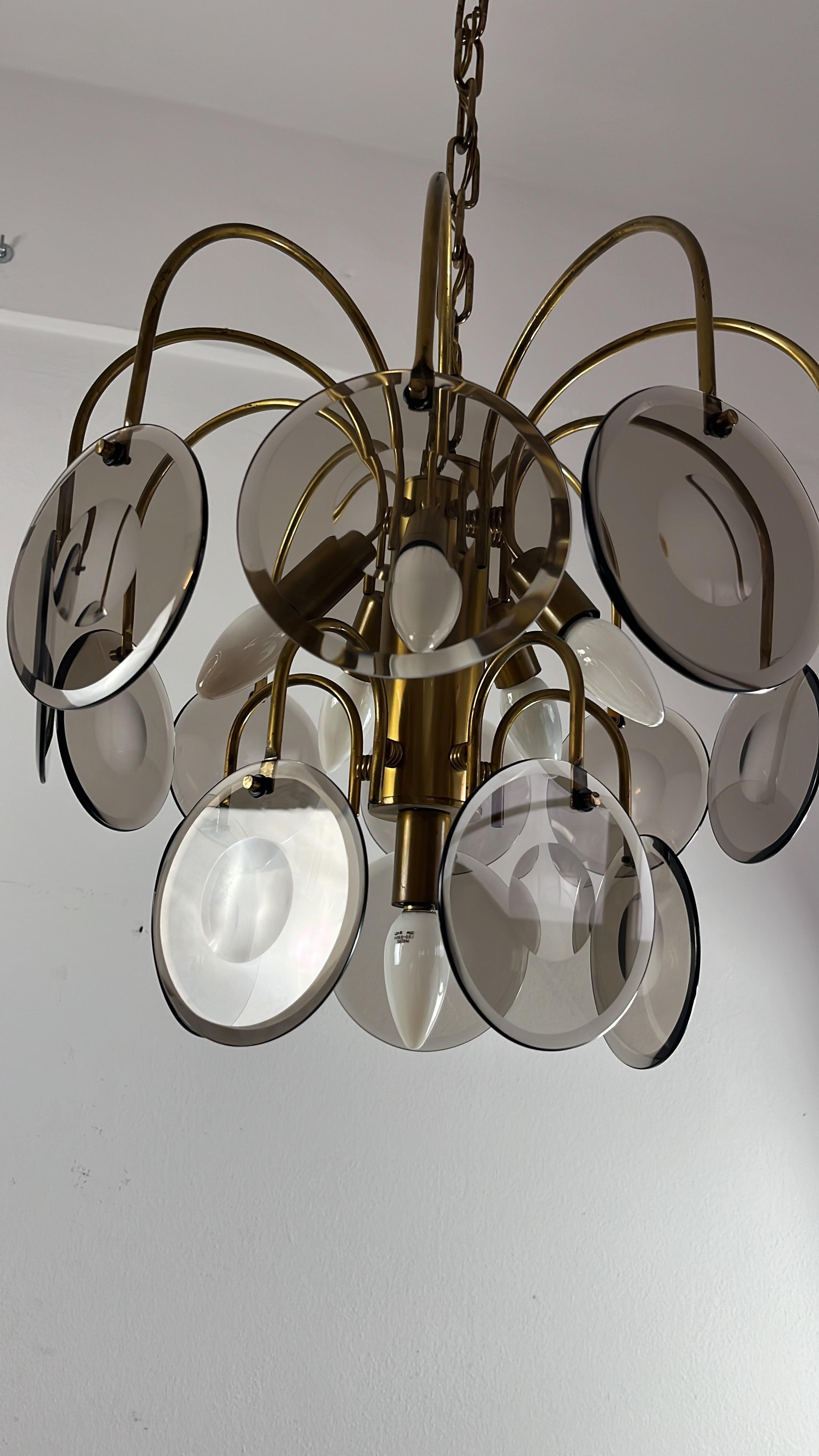 Murano glass and brass chandelier, Vistosi design, 6 lights, 1970s
Intact and in good condition. E14 lamps.
Diameter 45 cm. Height of the chandelier alone 41 cm, 90 cm with the chain.
Small signs of aging.

We guarantee adequate packaging and will