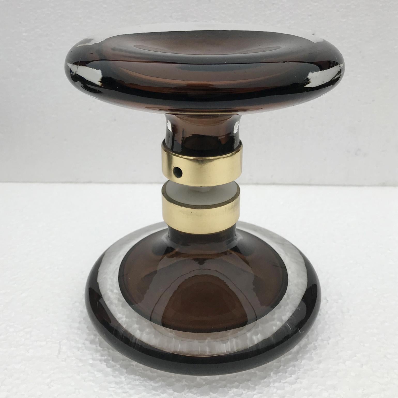 Double door handles in solid glass hand blown Sommerso Murano attributed to Seguso Vetri d`Arte, glass with centre in chocolate brown and outer ring in clear glass fitted to a brass sleeve.
Sommerso is an Italian glass technique used in producing