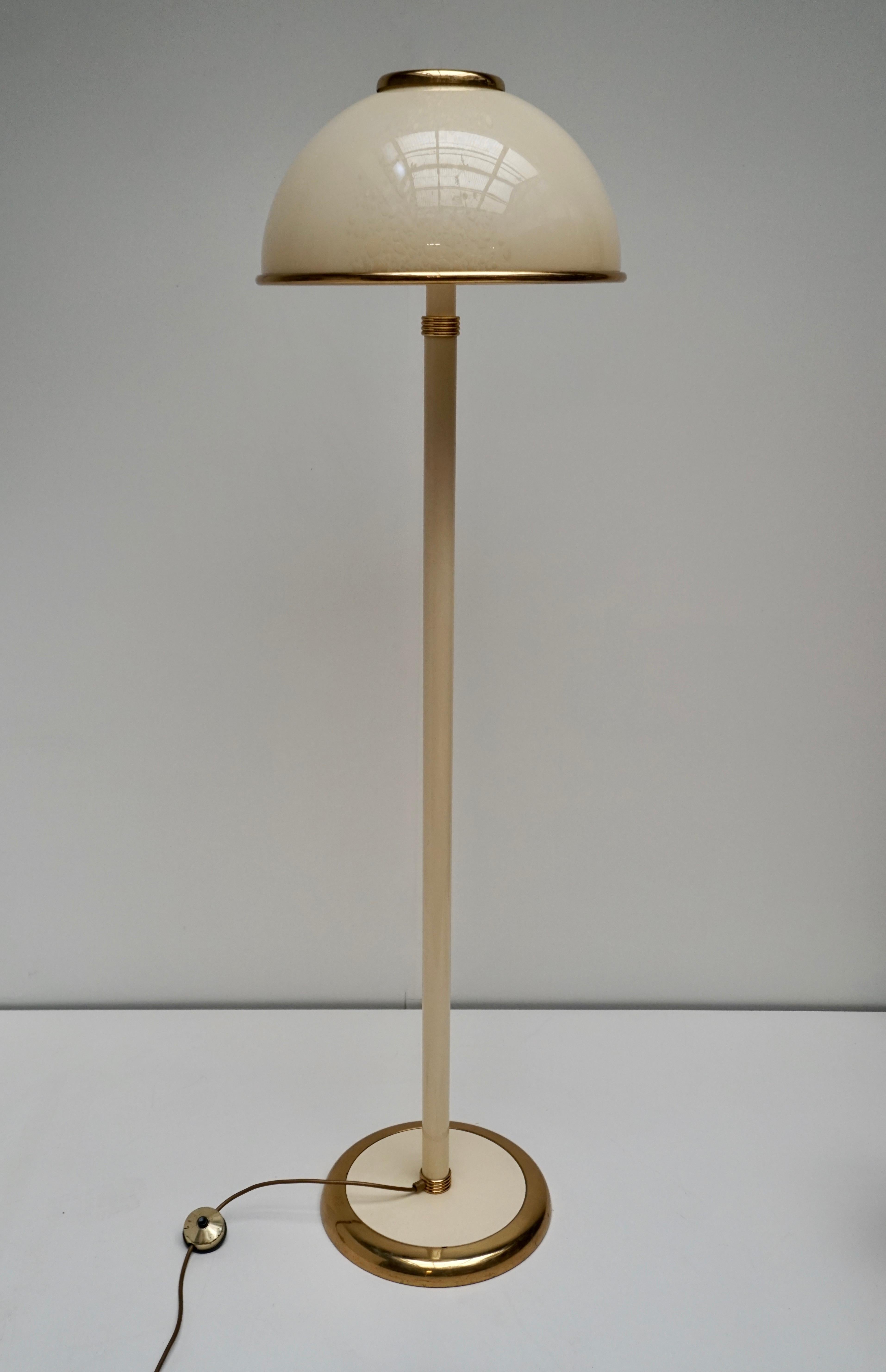 Italian cream Murano glass and brass floor lamp by F Fabbian.
The light requires two single E27 screw fit lightbulbs (60Watt max.) LED compatible.

We also have the same in a table lamp.
Height 163 cm.
Diameter 46 cm.
Weight 12 kg.

