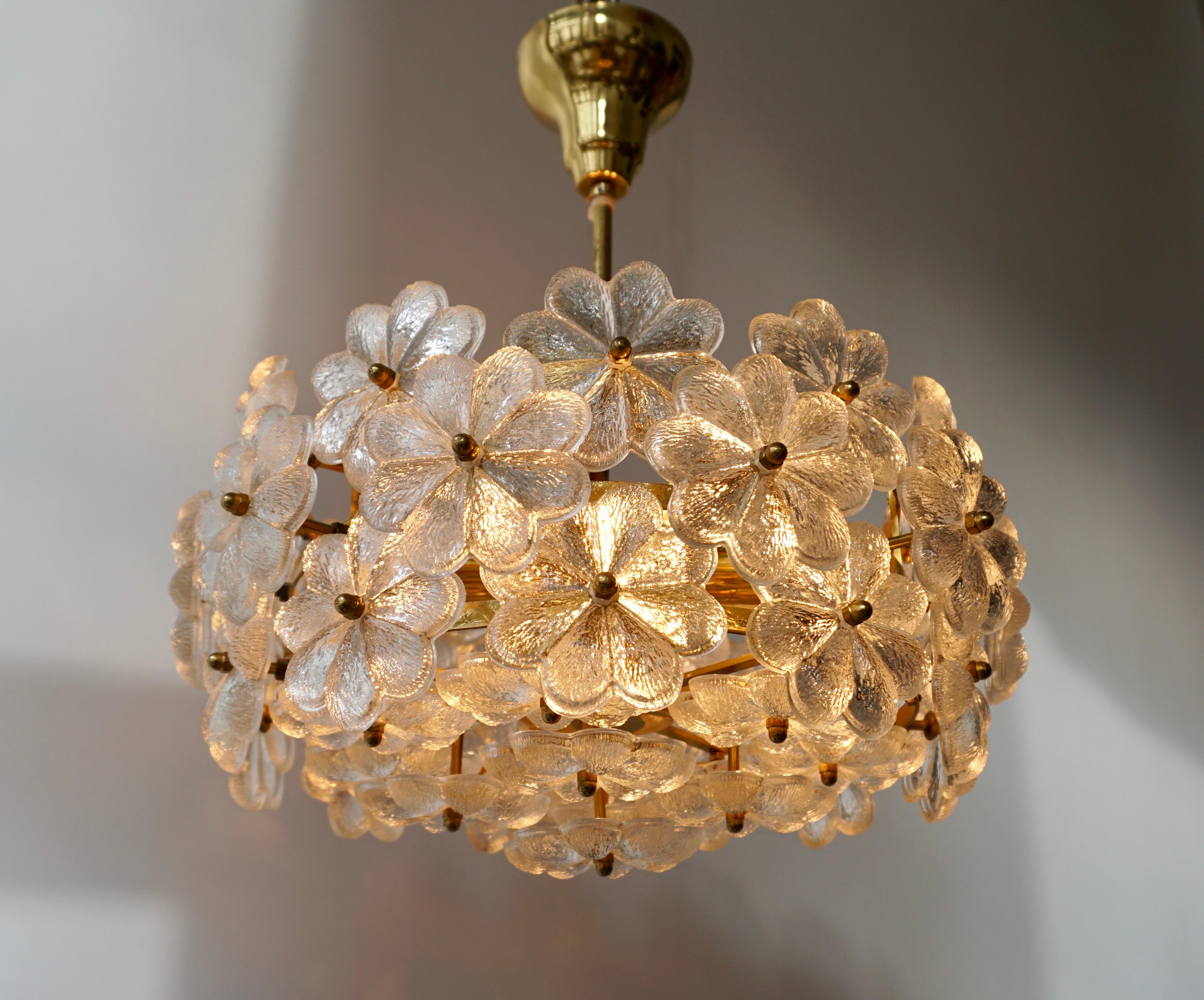 Italian Murano glass and brass floral pendant light.
Diameter 40 cm.
Height fixture 20 cm.
Total height 45 cm.
Weight 7 kg.
Six E14 bulbs.