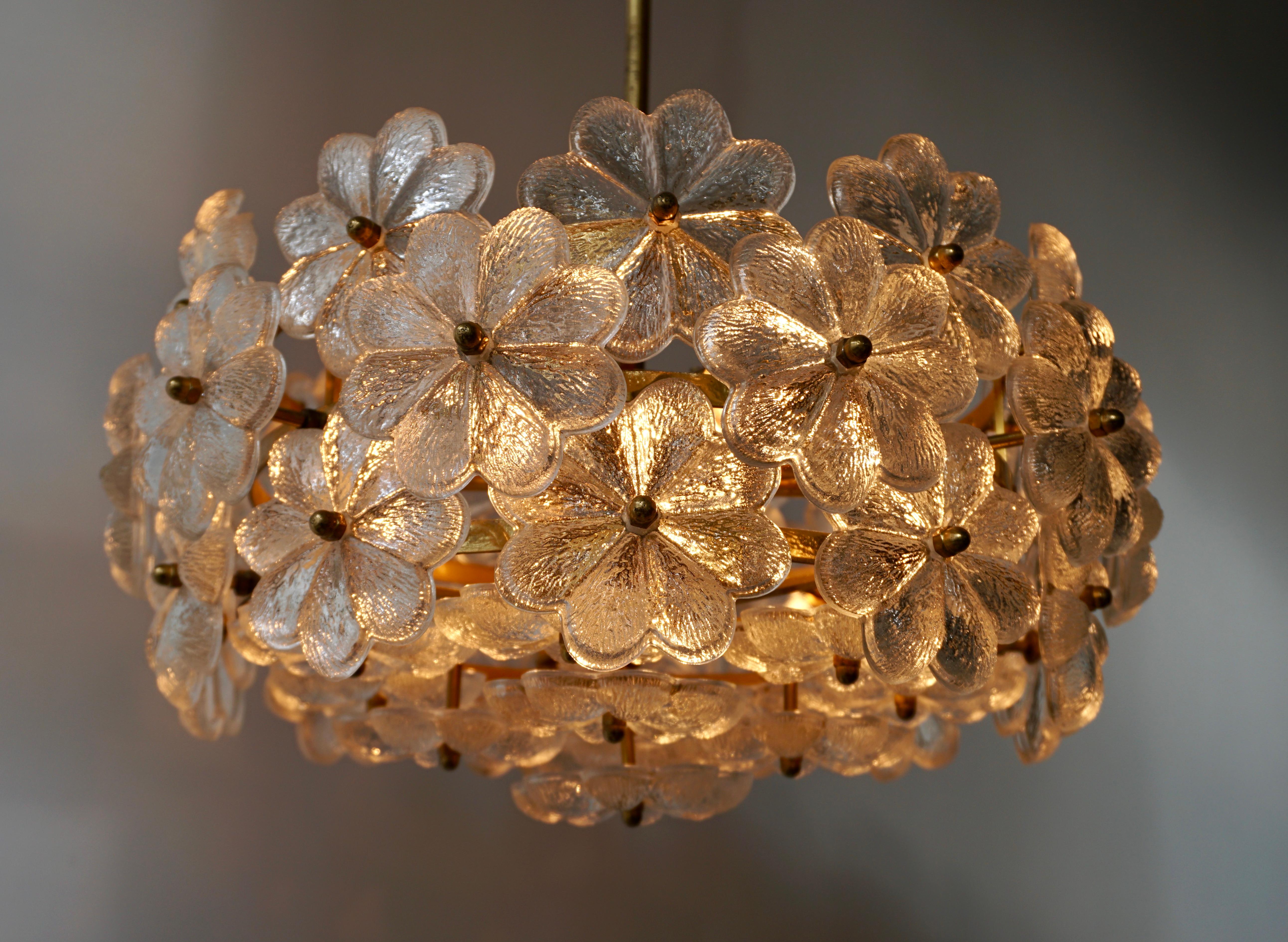 Murano Glass and Brass Flower Chandelier In Good Condition In Antwerp, BE
