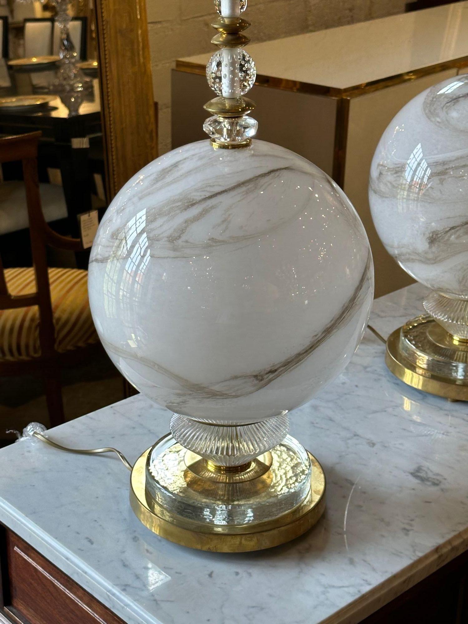 Lampada a globo in vetro di Murano e ottone in vendita 3