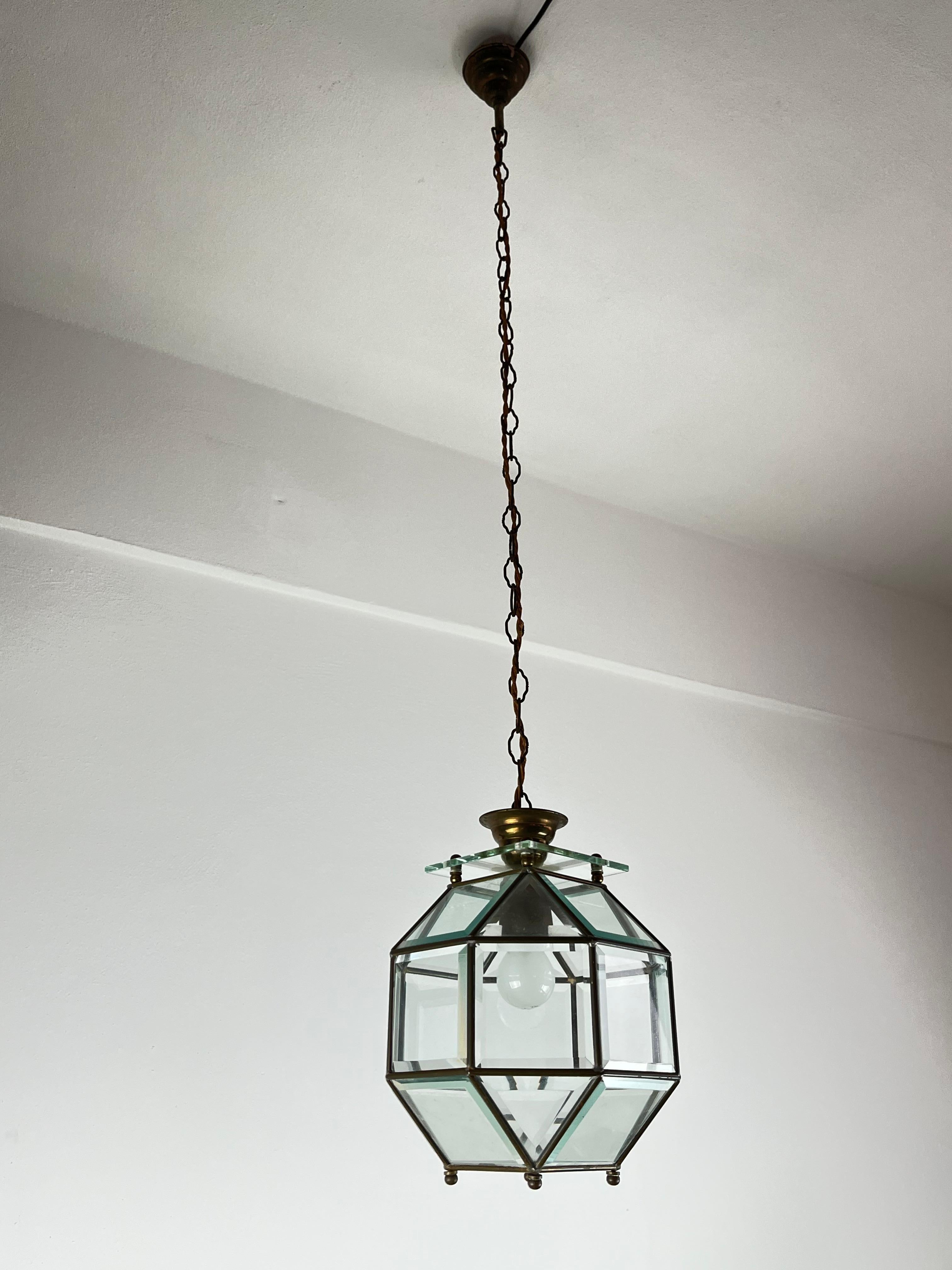 Milieu du XXe siècle Lustre-lanterne en verre de Murano et laiton Attribué à Fontana Arte, Italie, années 50 en vente