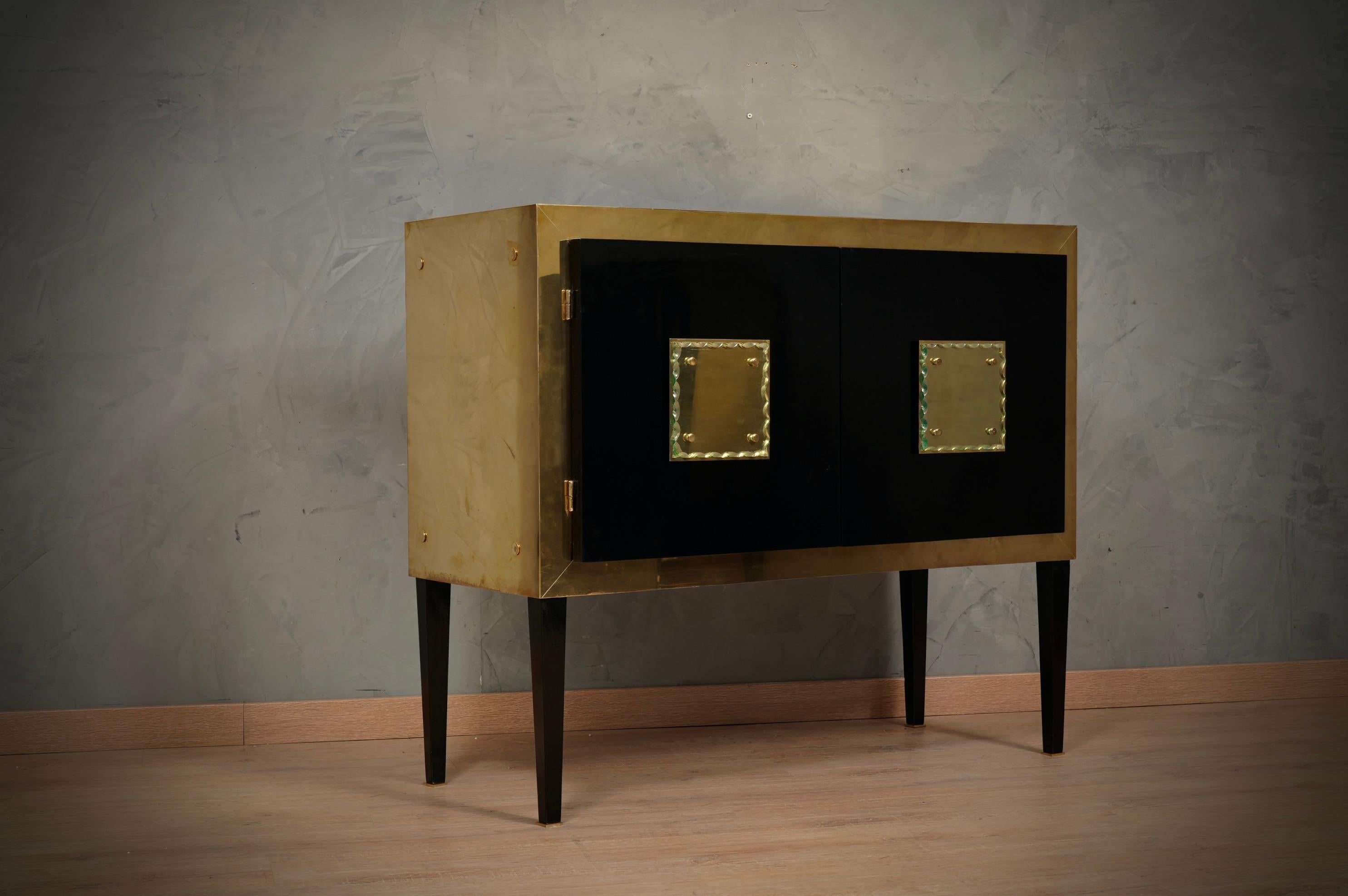 Magnifique buffet/bar sec en laiton au design très simple mais particulier, linéaire et carré mais très charmant.

Le buffet a un noyau en bois, qui a été recouvert de plaques de laiton brillant. Comme vous pouvez le voir sur ses photos, ses côtés