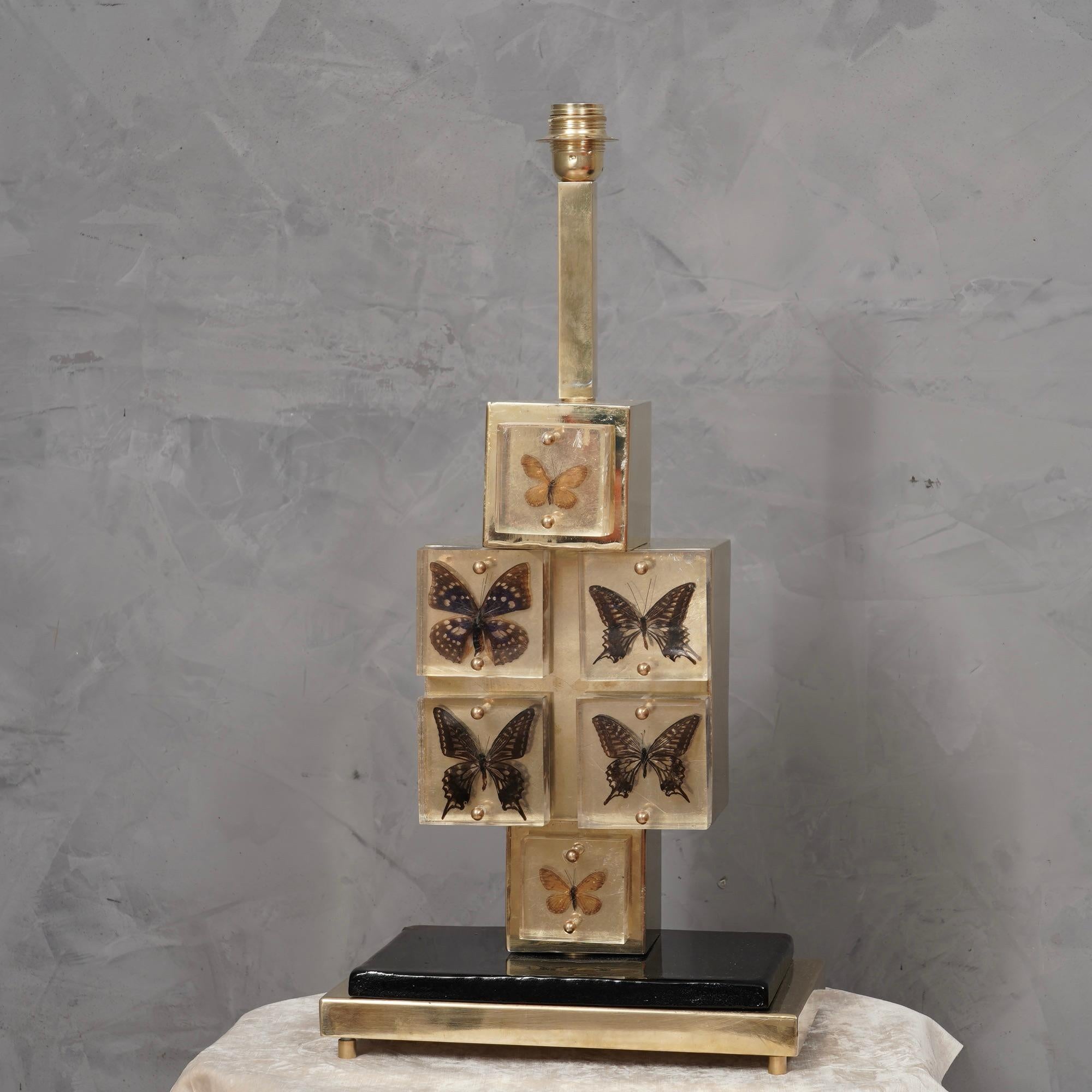 Original and characteristic table lamps in  resin and brass. One of a kind design, designed and made especially for our HannauRoma Store.

The lamp is composed of a brass structure on which resin cubes have been positioned in which butterflies have