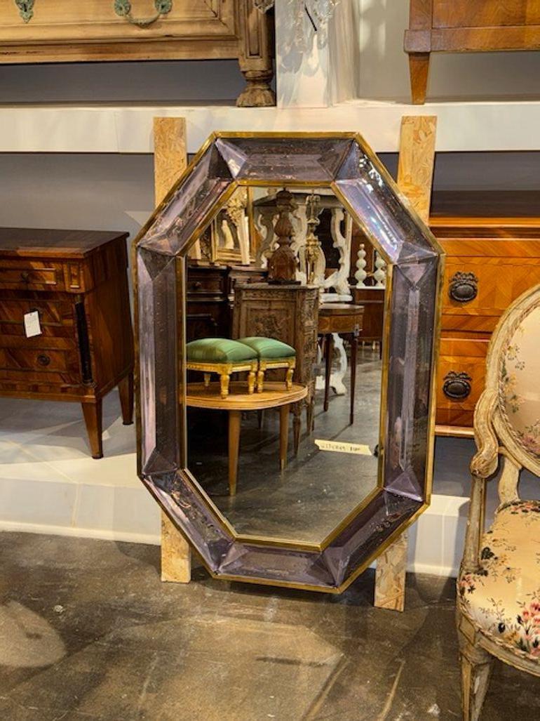 Magnifique miroir octogonal moderne en verre de Murano et laiton, de couleur lavande. Un favori des grands designers ! 33L x 49H
