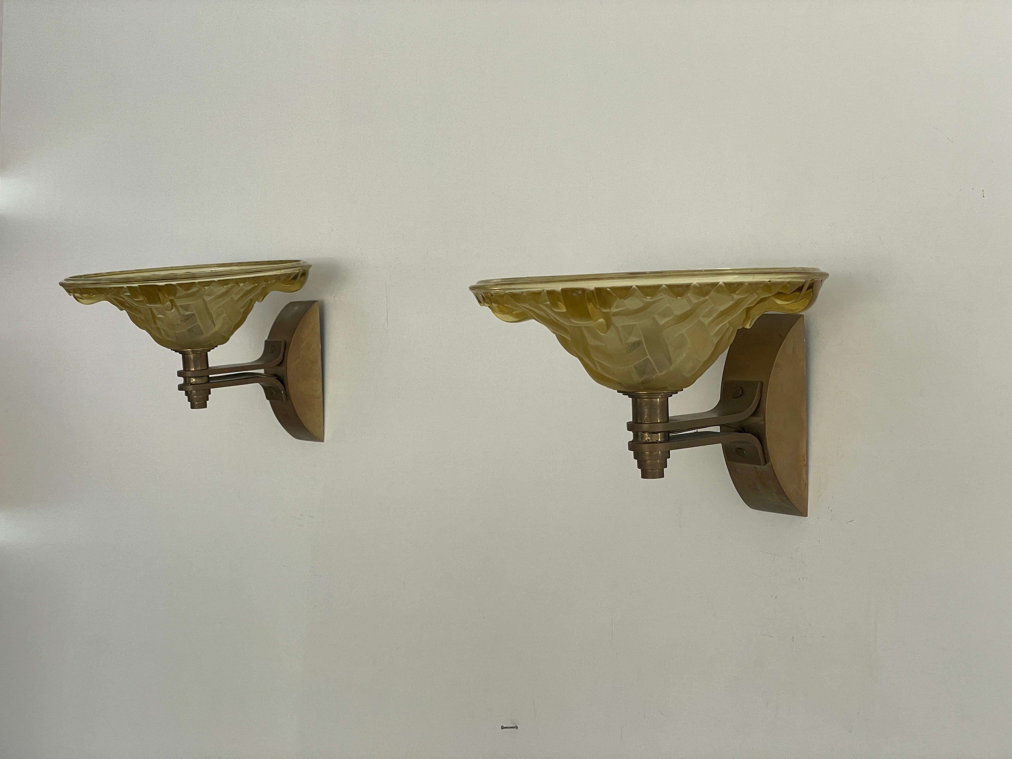 Pareja de candelabros de cristal de Murano y latón, años 50, Italia

Apliques muy bonitos y de gran calidad.


Estas lámparas funcionan con  Bombillas estándar E14. 
Con cable y apto para su uso en todos los países. (110-220 V)

Dimensiones:
Altura: