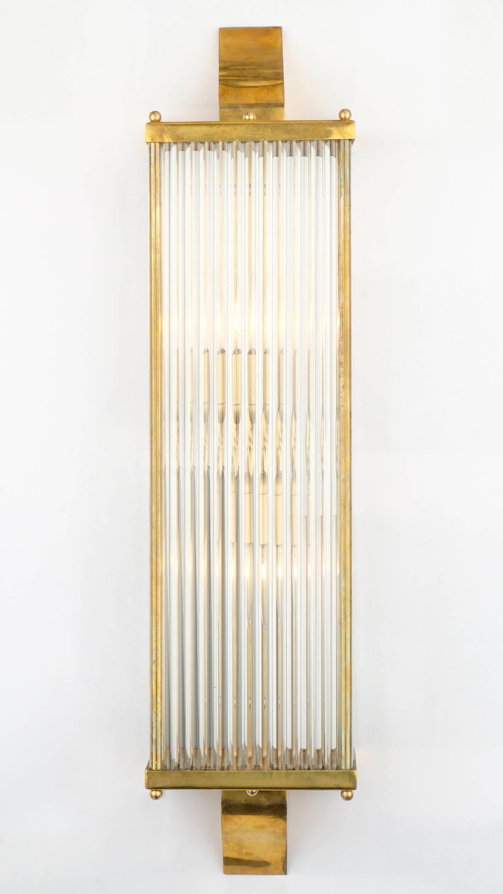 Pareja de apliques de cristal de Murano y latón Moderno de mediados de siglo en venta