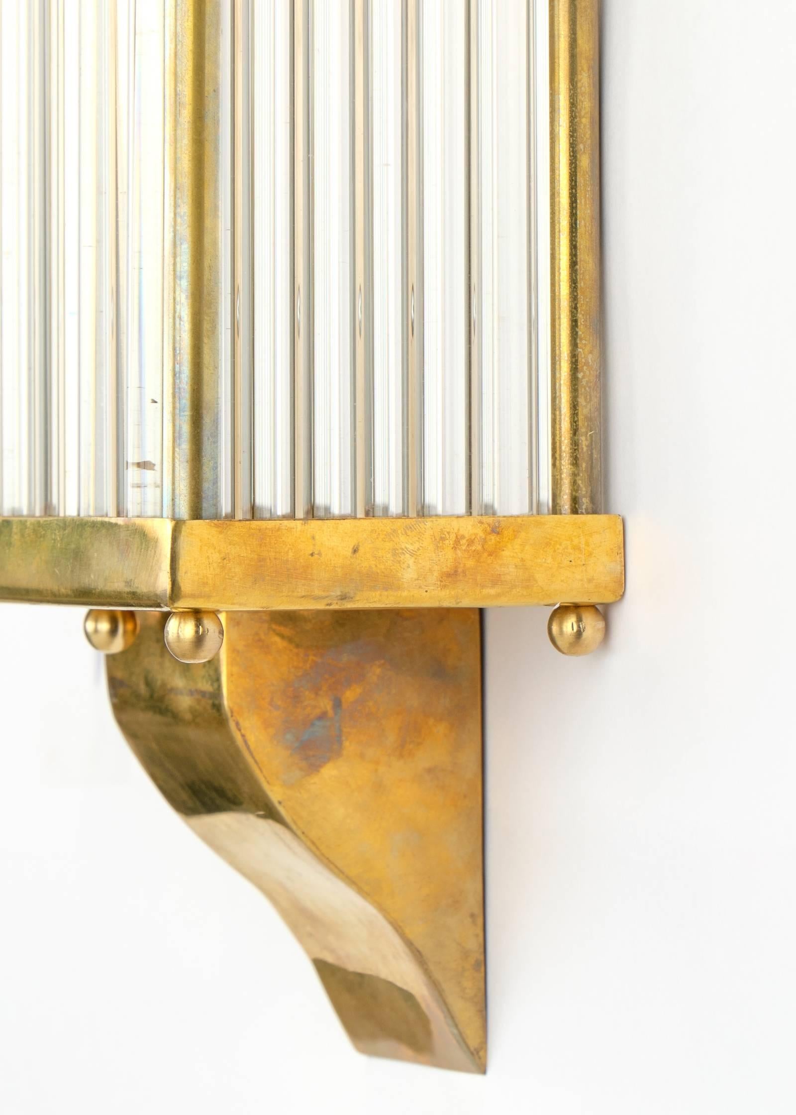 Pareja de apliques de cristal de Murano y latón en venta 1