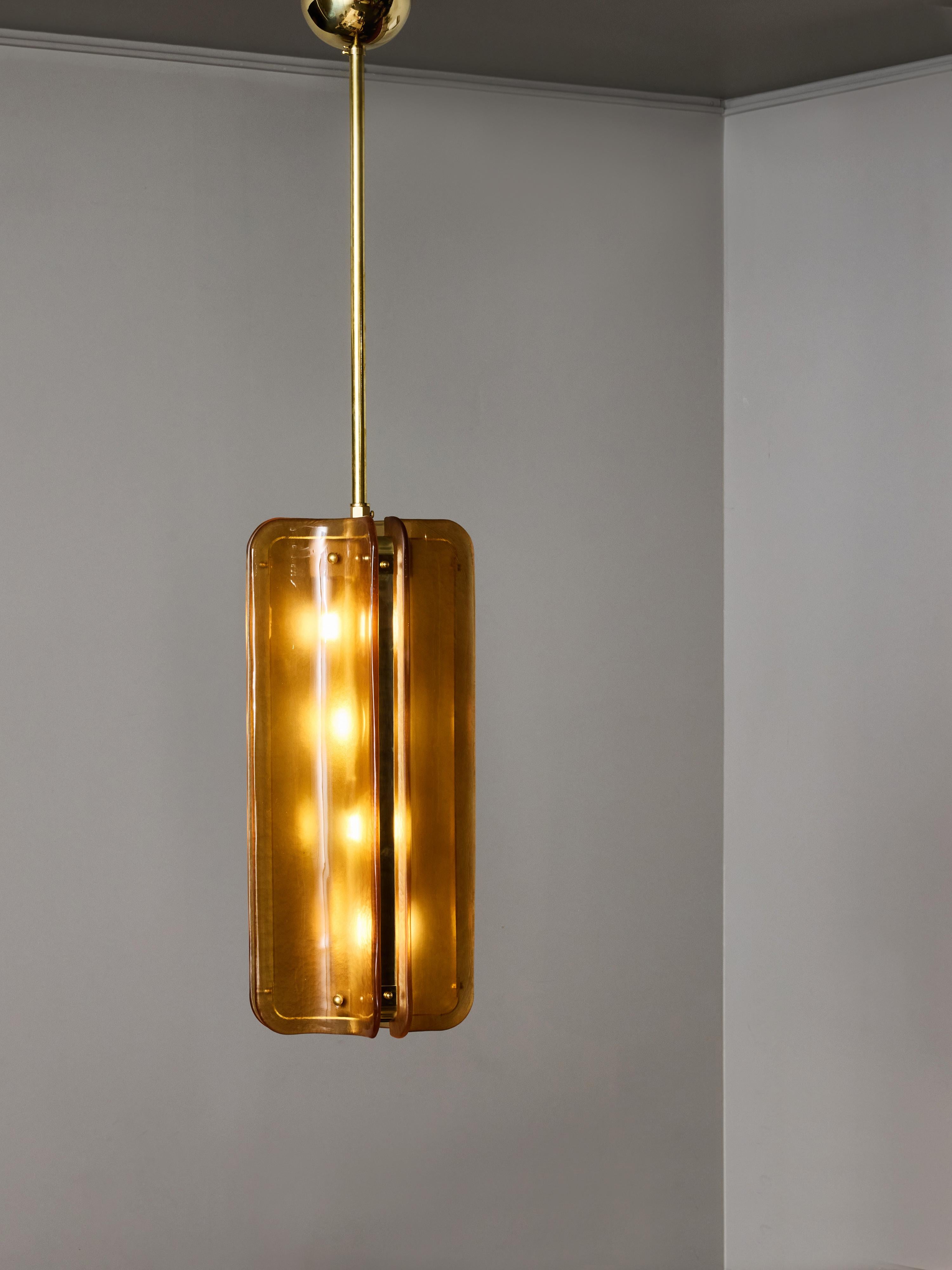 Moderno Ciondolo in vetro di Murano e ottone di colore arancione in vendita