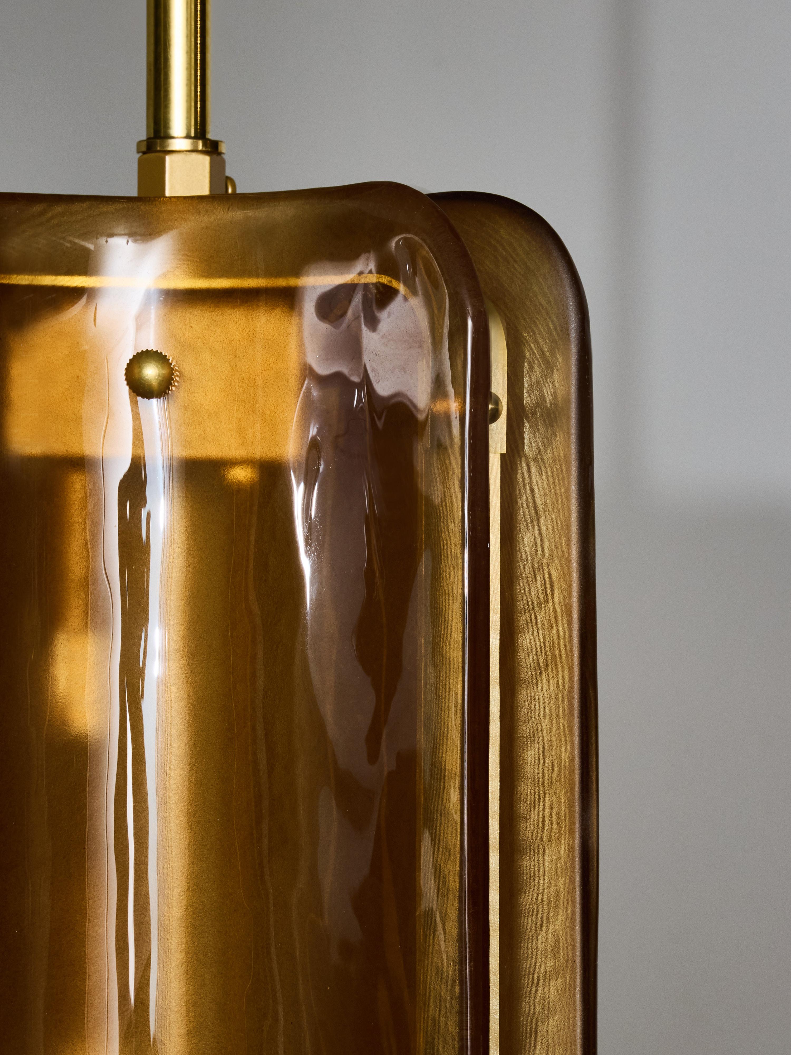 XXI secolo e contemporaneo Ciondolo in vetro di Murano e ottone di colore arancione in vendita