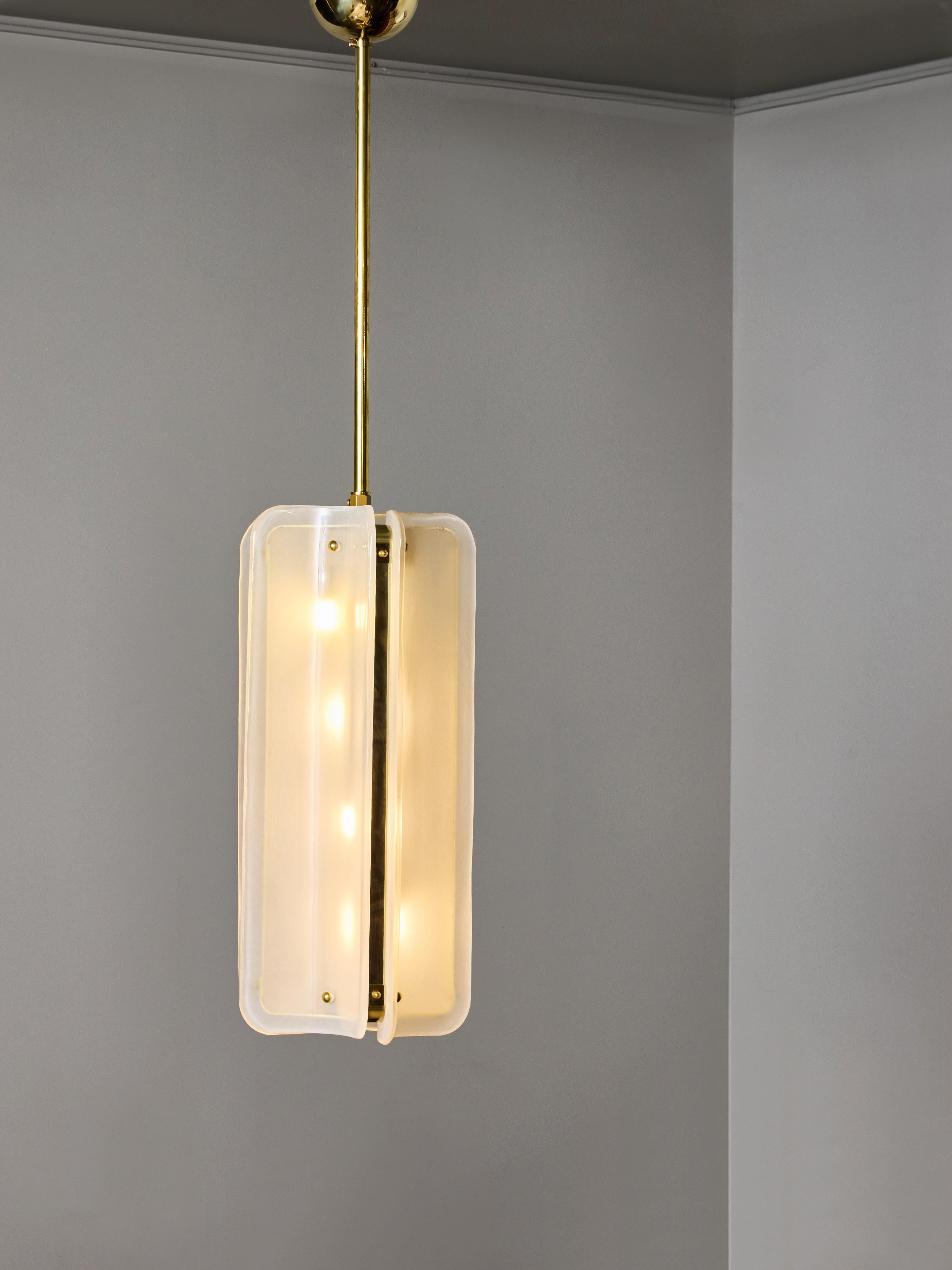 Moderno Ciondolo in vetro di Murano e ottone di colore bianco in vendita