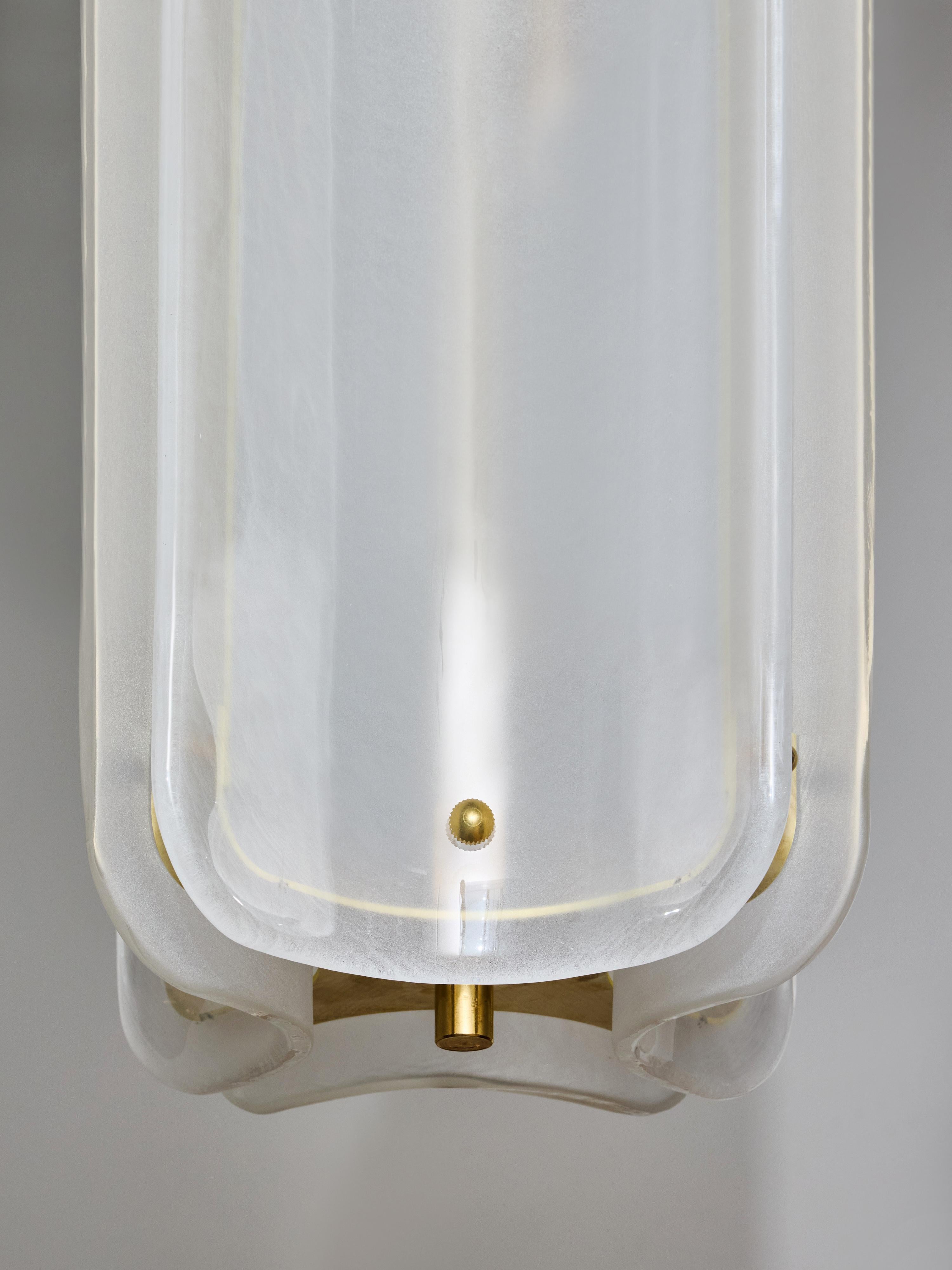 Italiano Ciondolo in vetro di Murano e ottone di colore bianco in vendita