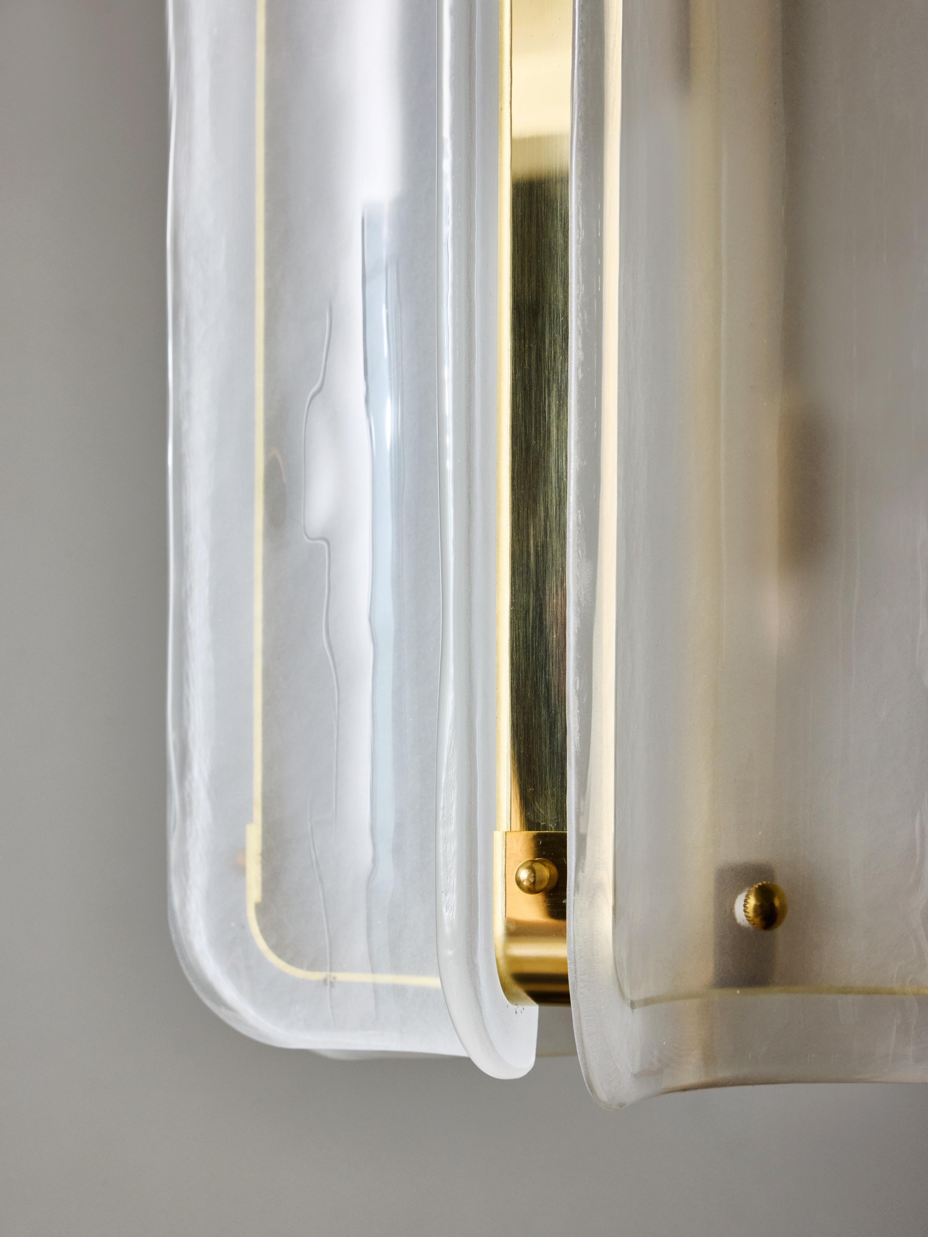 XXI secolo e contemporaneo Ciondolo in vetro di Murano e ottone di colore bianco in vendita